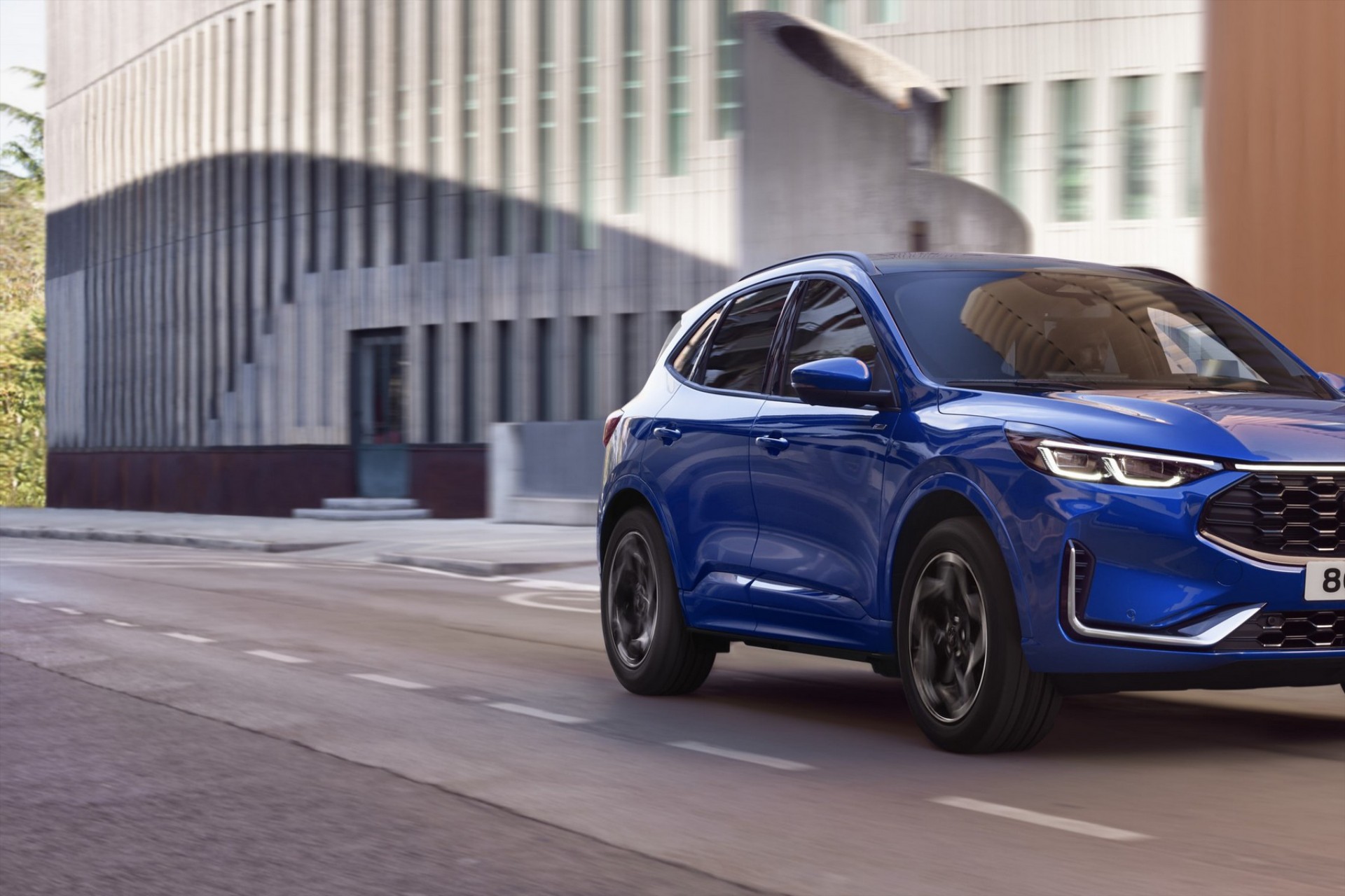 Το υβριδικό C-SUV που καίει 5,3 lt στα 100 km – Ετοιμοπαράδοτο και με φόρο πολυτελείας 100 ευρώ