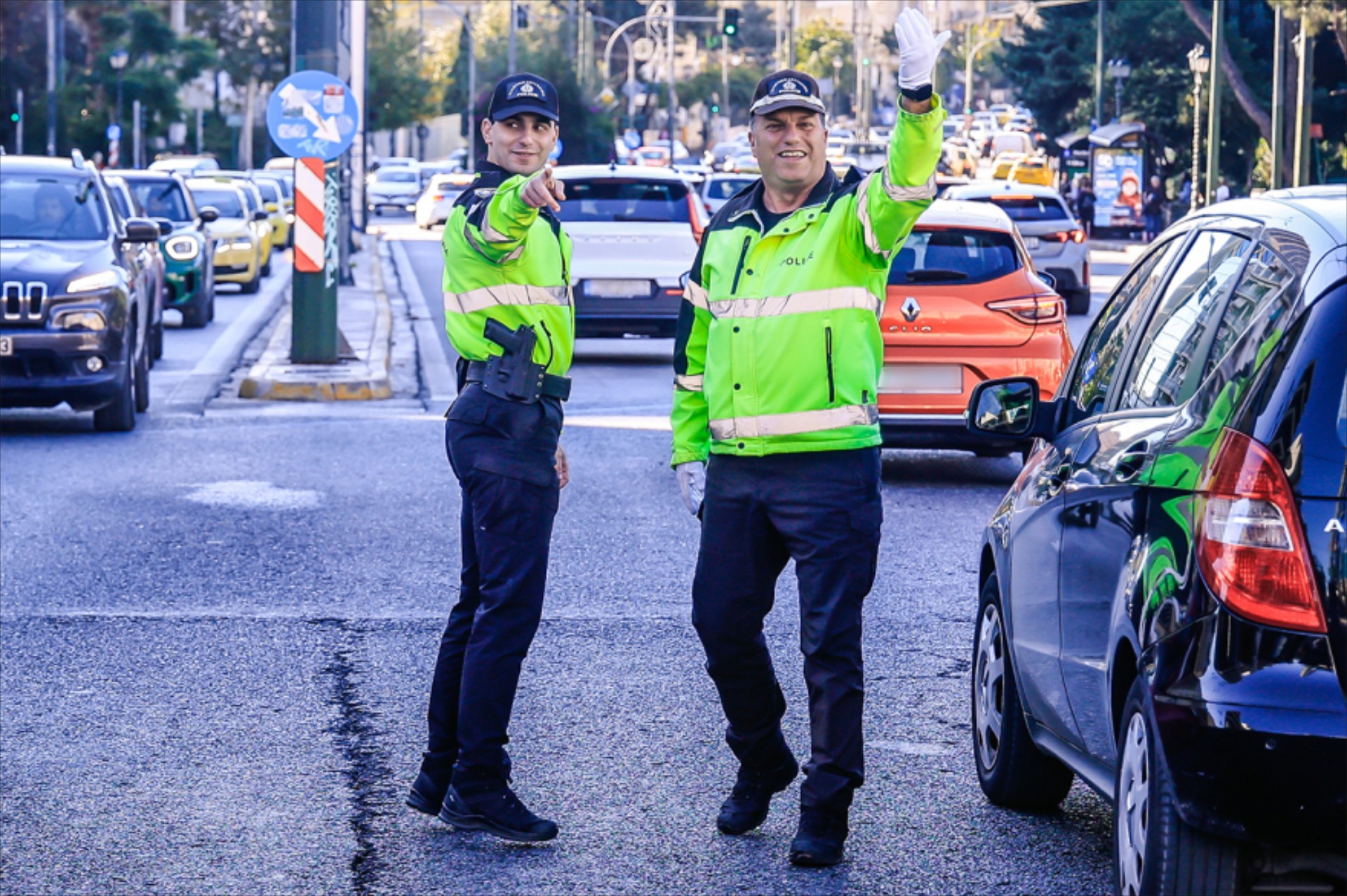 Το φανάρι λέει «πράσινο» και ο τροχονόμος «STOP» - Ποιον υπακούς; 