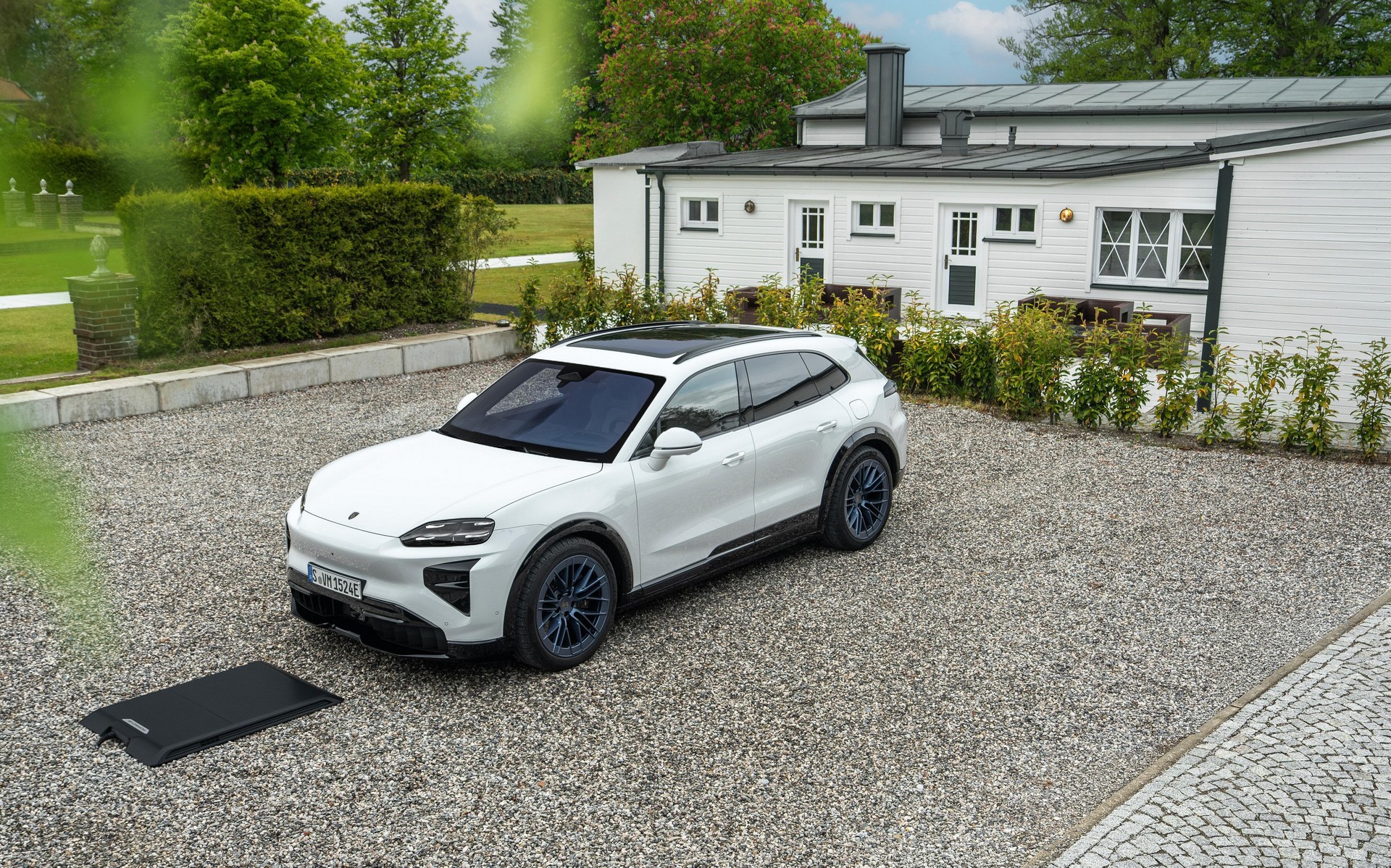 Η ασύρματη φόρτιση για τη Porsche Cayenne Electric είναι γεγονός - Πόσο κοστίζει το σύστημα