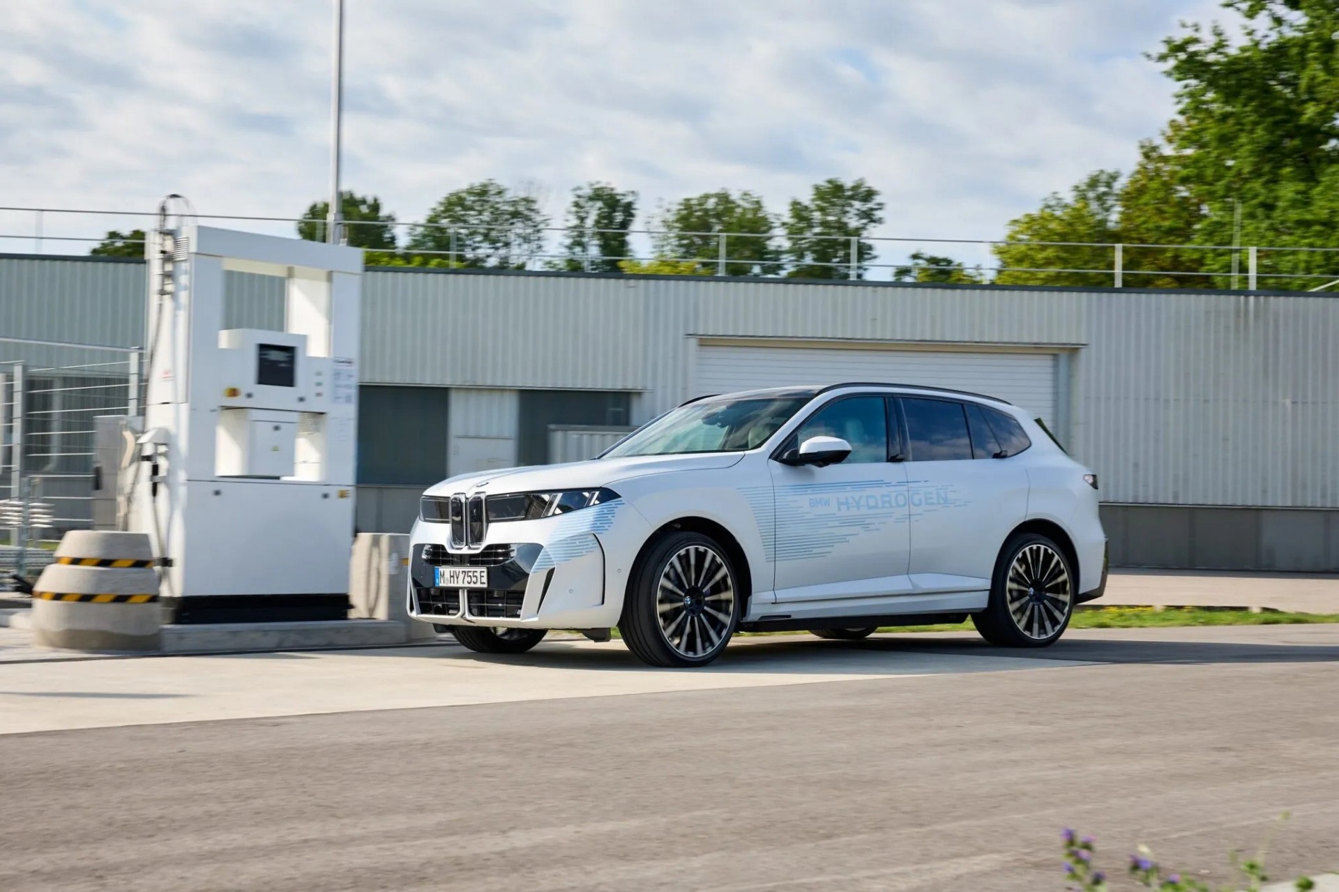 Ακόμα πιο κοντά στην παραγωγή η BMW iX5 με τον κινητήρα υδρογόνου! 
