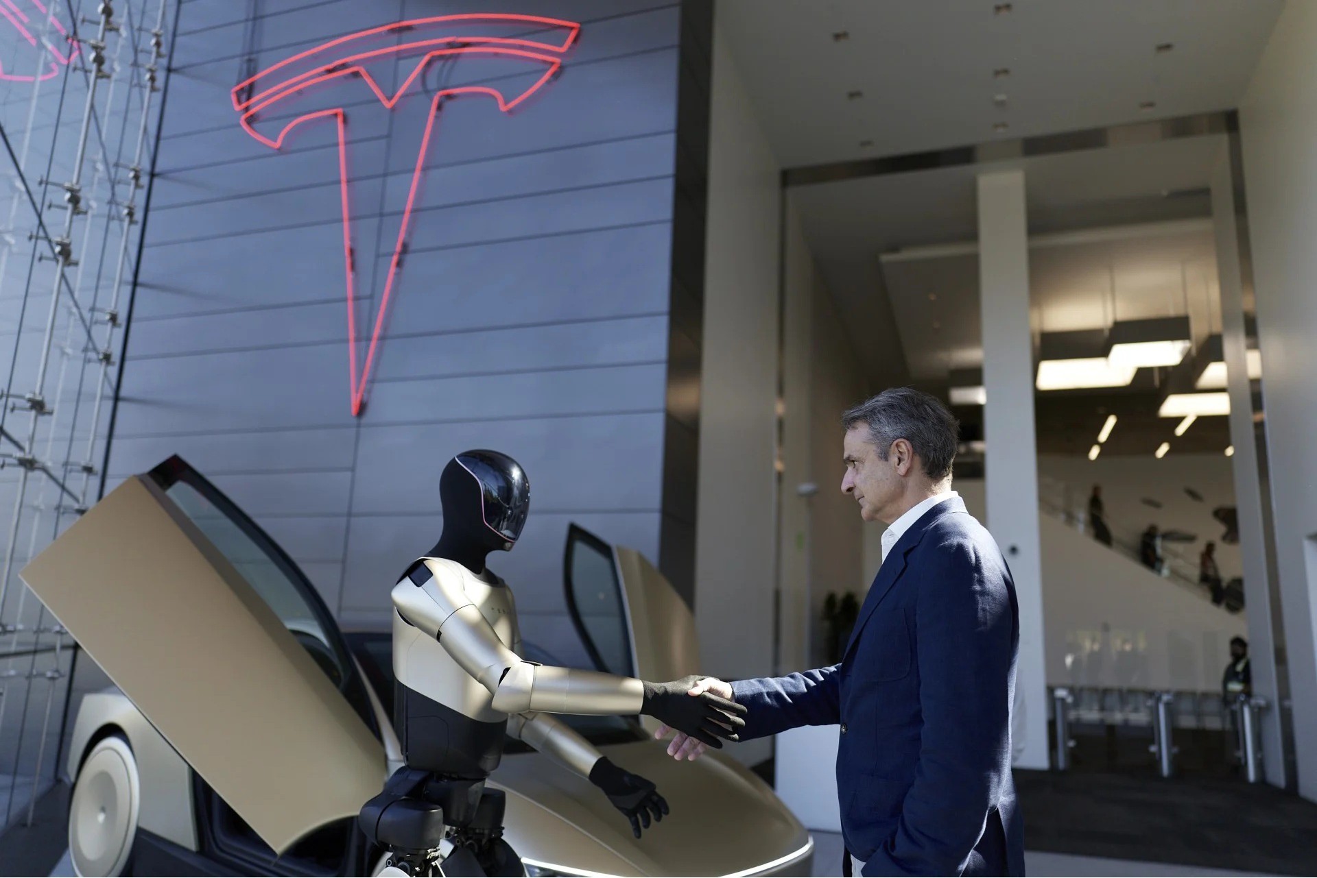 Το ρομπότ που υποδέχθηκε τον Μητσοτάκη στην Tesla – Είναι το μεγάλο στοίχημα του Elon Musk