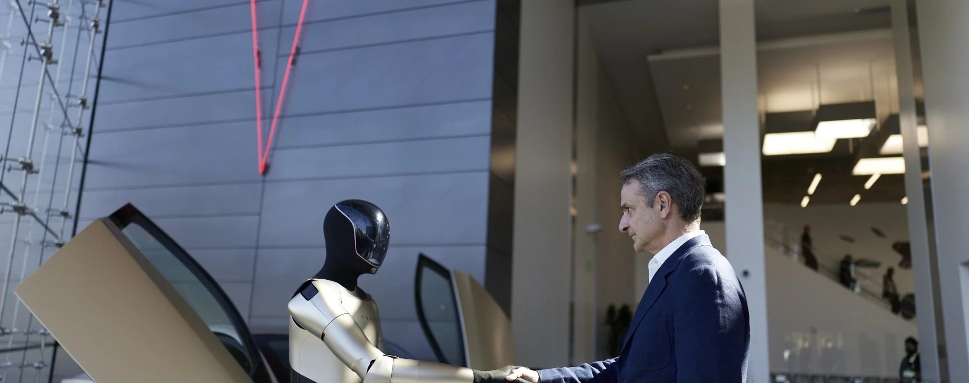 Το ρομπότ που υποδέχθηκε τον Μητσοτάκη στην Tesla – Είναι το μεγάλο στοίχημα του Elon Musk 