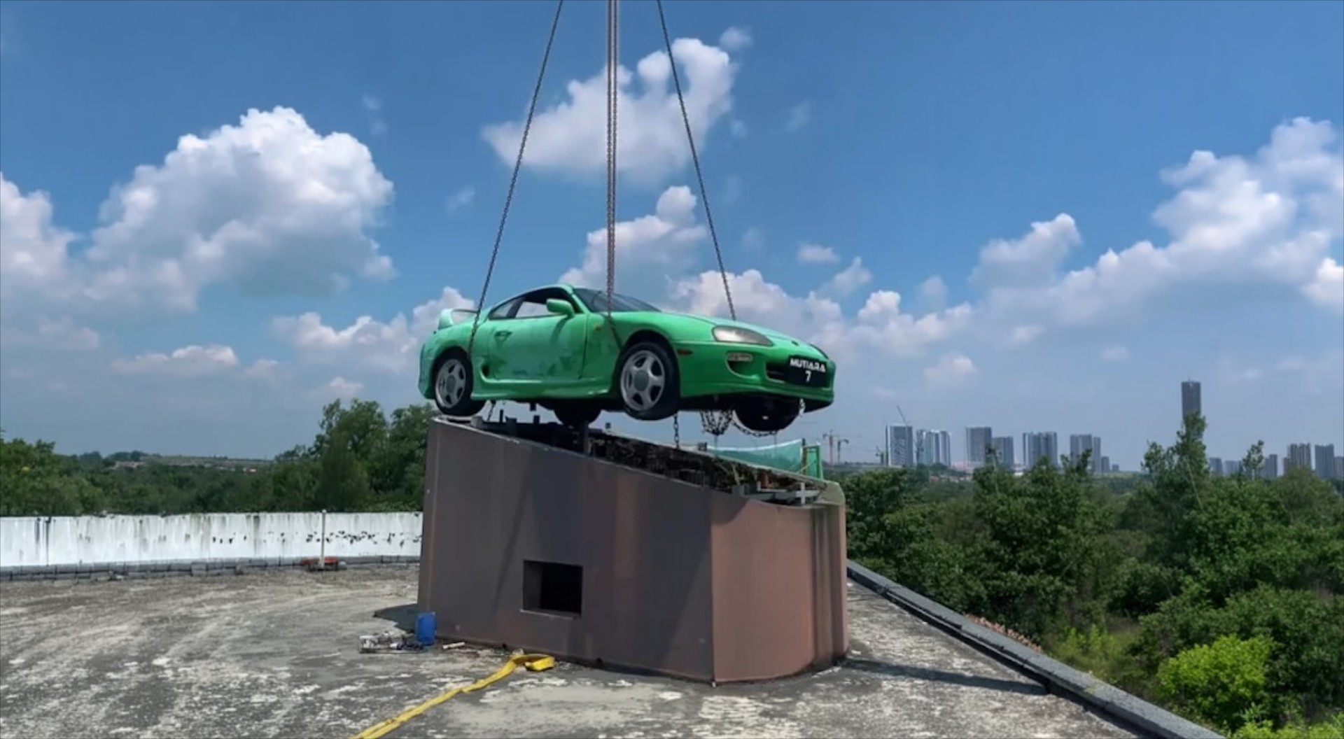 Μετά από 20 χρόνια κατέβασαν Toyota Supra από την οροφή - Τι λέτε ότι είχε πάθει