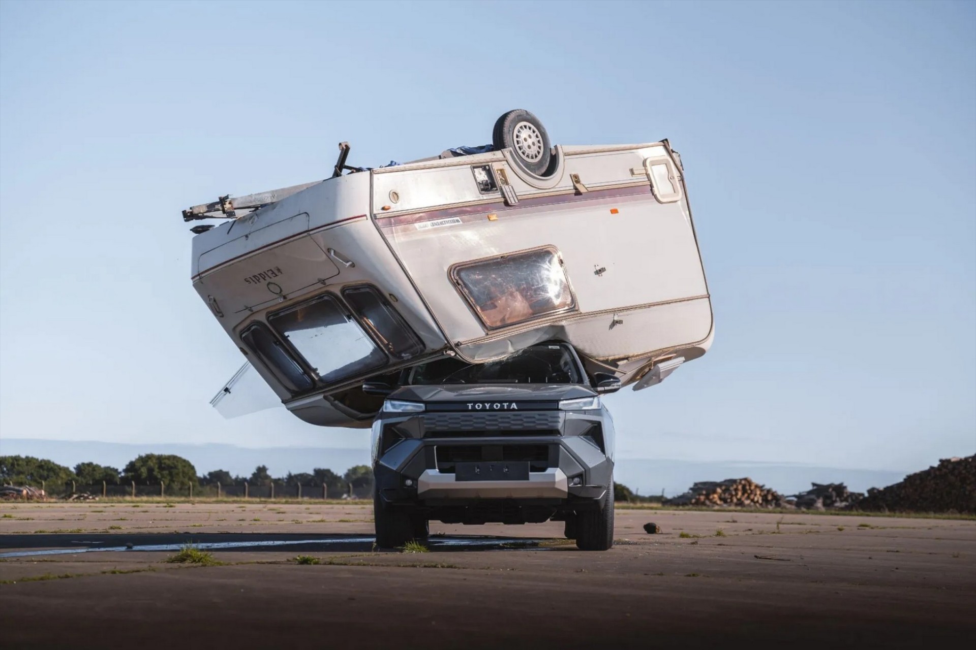 Έριξαν τροχόσπιτο πάνω στο Toyota Hilux - Και αυτό συνέχισε να κινείται (video)