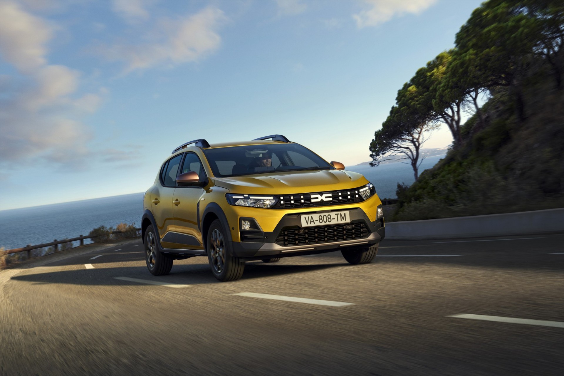 Ήρθε Ελλάδα το φουλ υβριδικό Dacia Sandero Stepway που καίει 4,3 lt/100 km – Τιμή