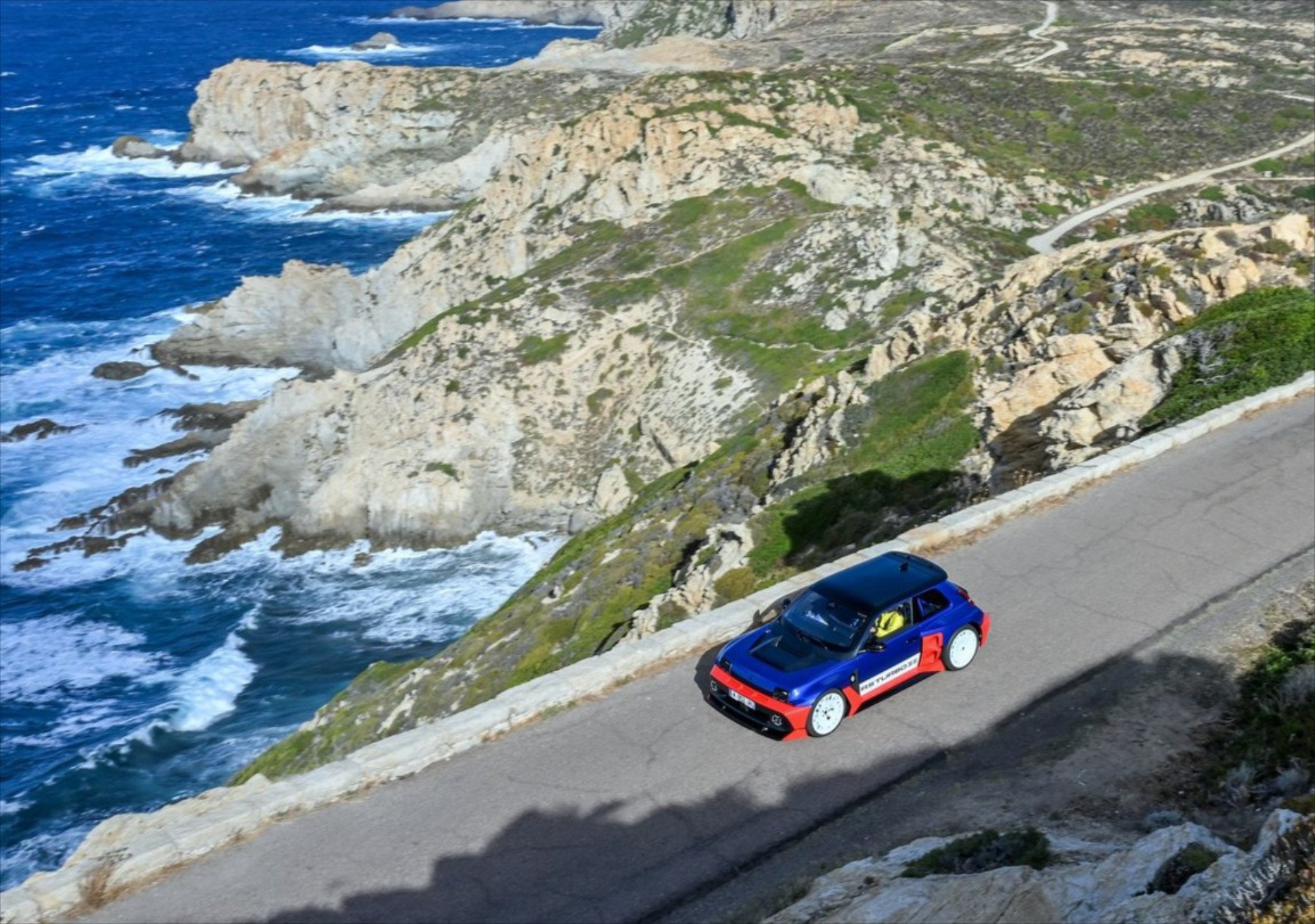 Δίνουν Γη και Ύδωρ για το Renault των 160.000 ευρώ – Πάνω από 1.000 παραγγελίες