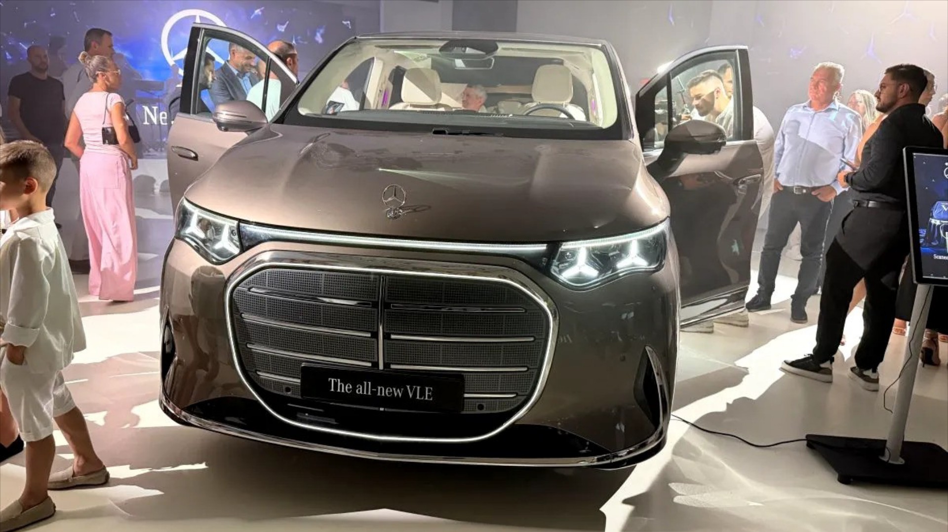 Παιδί διαλύει το περίπτερο της Mercedes-Benz στην Έκθεση στο Παρίσι! [video]
