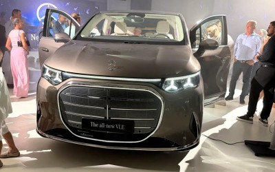Παιδί διαλύει το περίπτερο της Mercedes-Benz στην Έκθεση στο Παρίσι! [video]