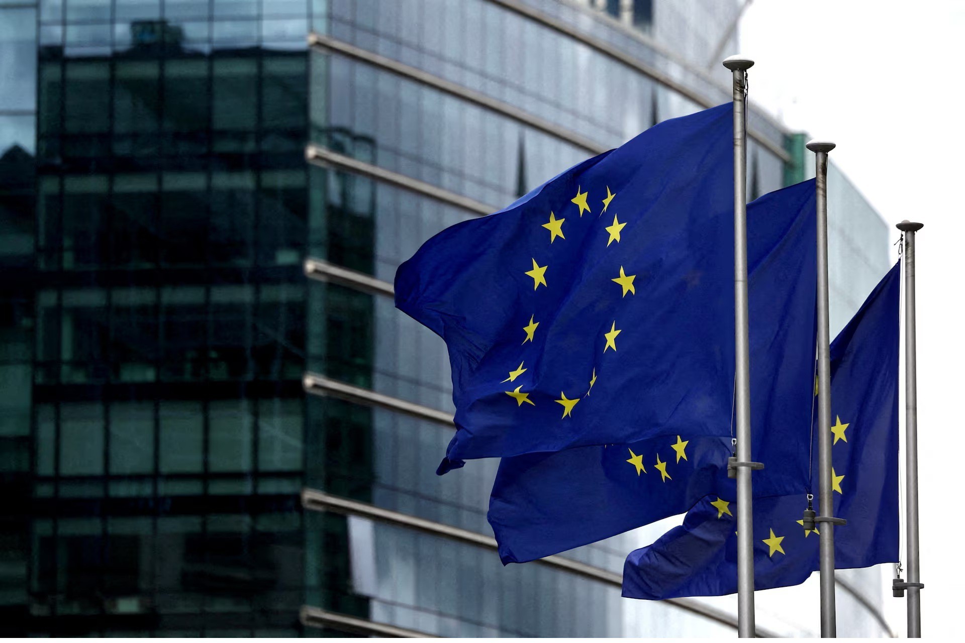 Έκτακτο: Η Ευρώπη βάζει νερό στο κρασί της – Κινητήρες βενζίνης στα αυτοκίνητα και μετά το 2035
