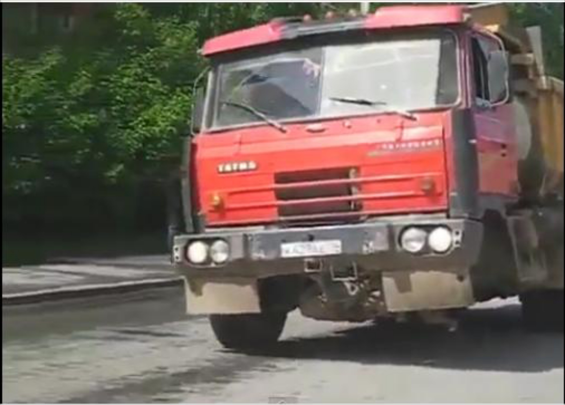 Φορτηγό χωρίς ρόδα και υπερφορτωμένο λεωφορείο 

