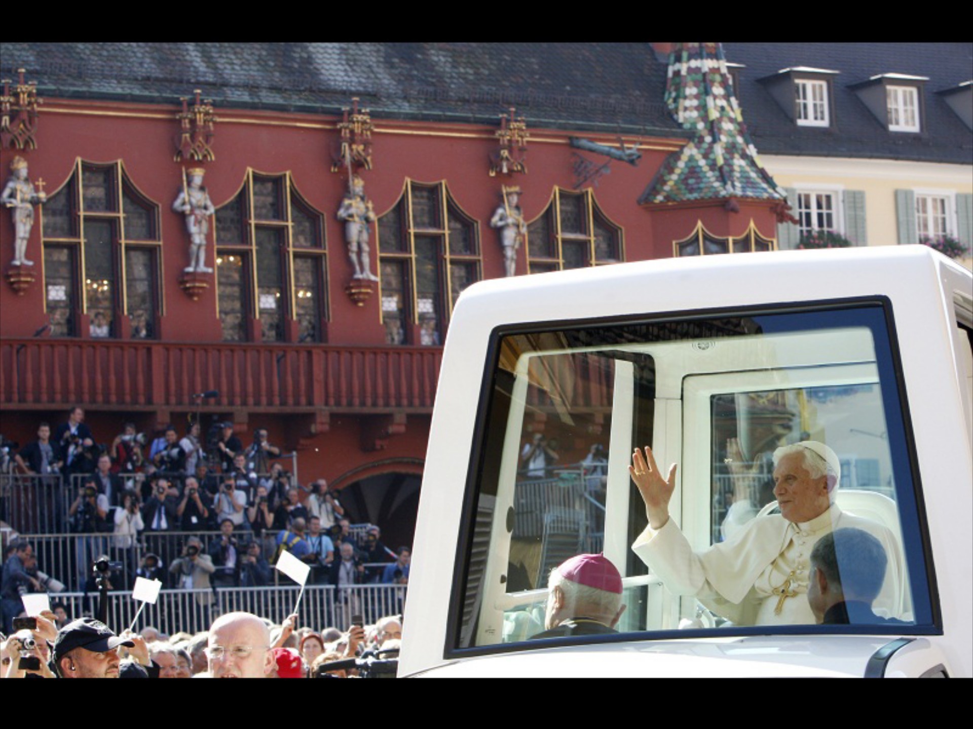 Πρόστιμο στο Πάπα για ζώνη

