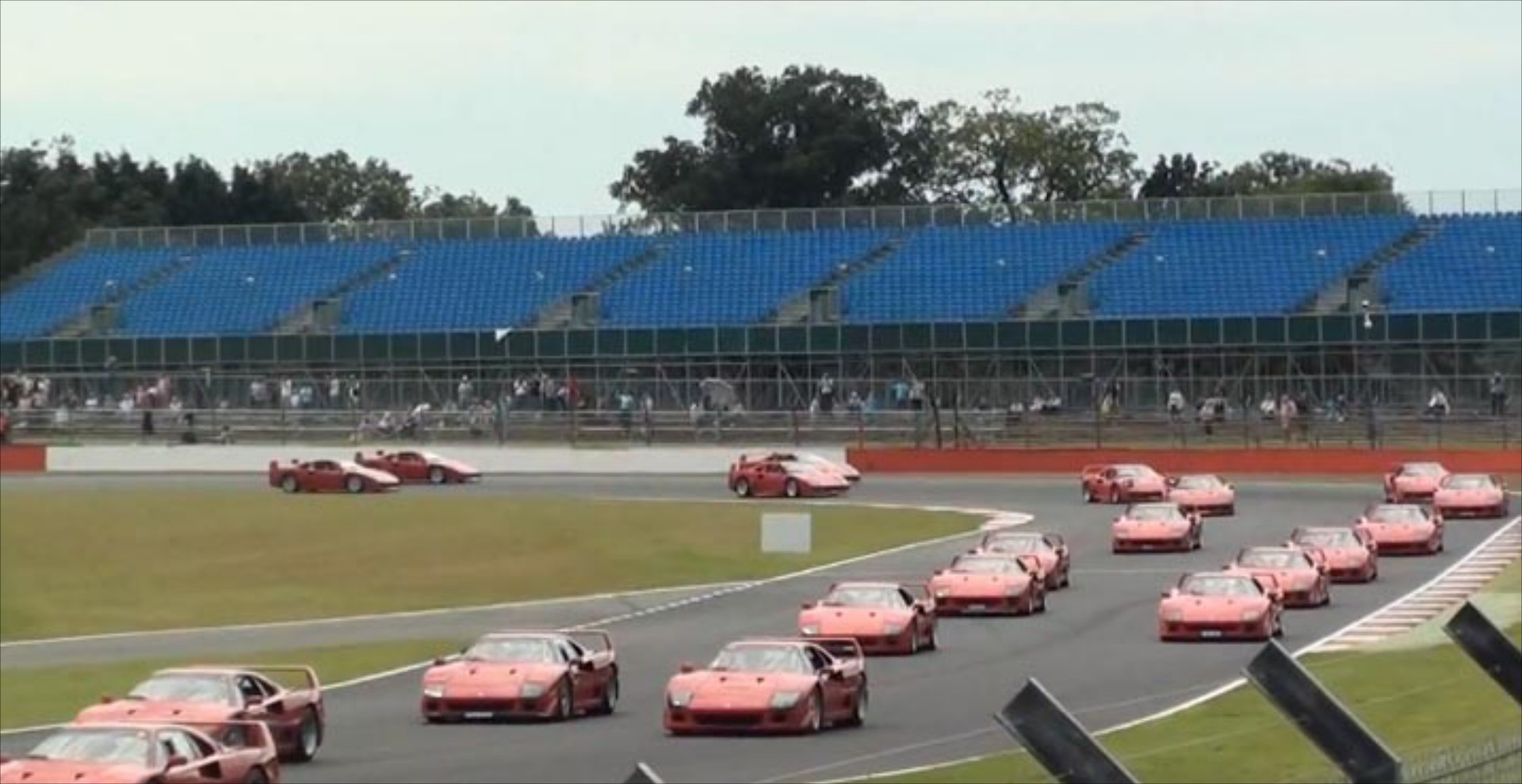 Video: Η μεγαλύτερη παρέλαση Ferrari F40