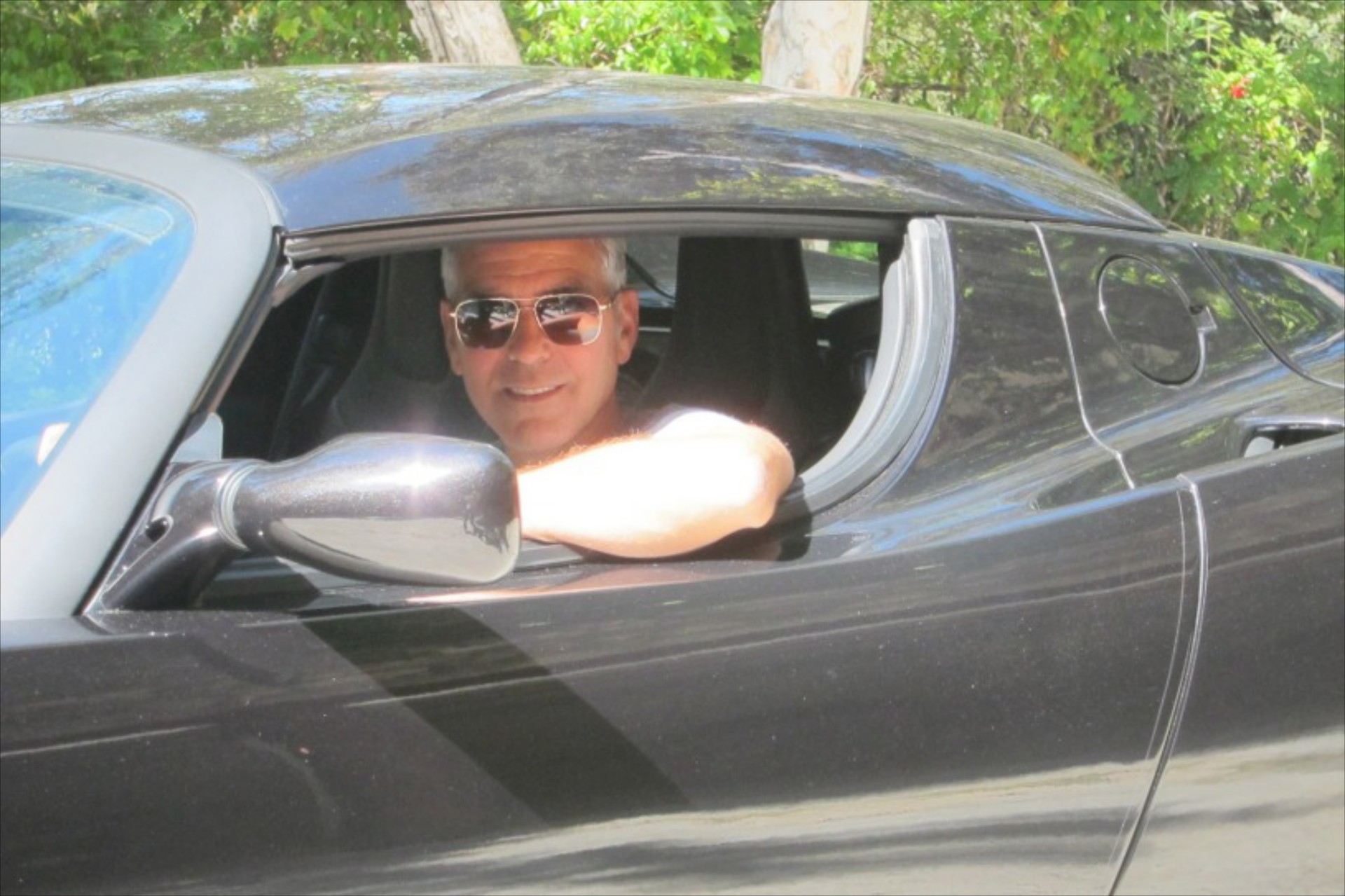 H Tesla Roadster του George Clooney σε δημοπρασία 