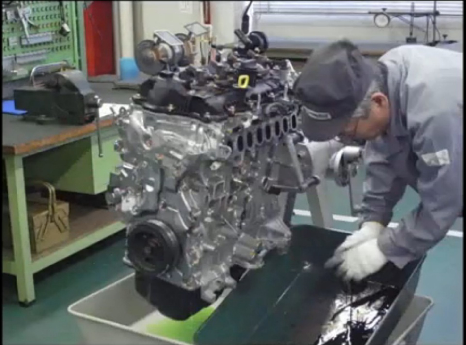 Video: Διαλύοντας έναν SKYACTIV-D