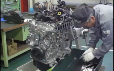 Video: Διαλύοντας έναν SKYACTIV-D