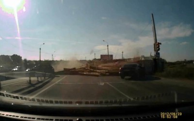 Video: Φορτηγό γεμάτο κορμούς τουμπάρει
