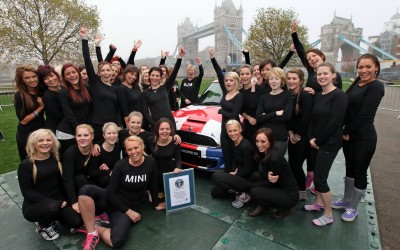 Ρεκόρ Guinness: Πόσες “κούκλες” χωράνε σε ένα Mini;