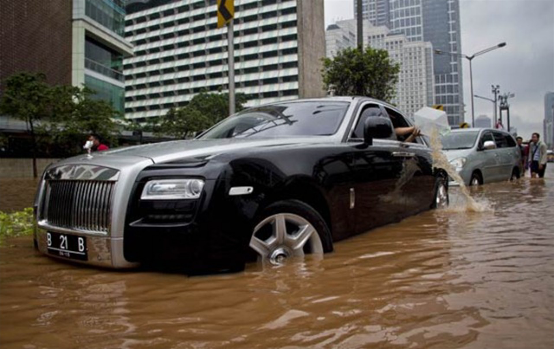 Πλημμυρισμένη Rolls Royce στην Τζακάρτα

