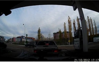 Γυναίκα σε πρατήριο καυσίμων