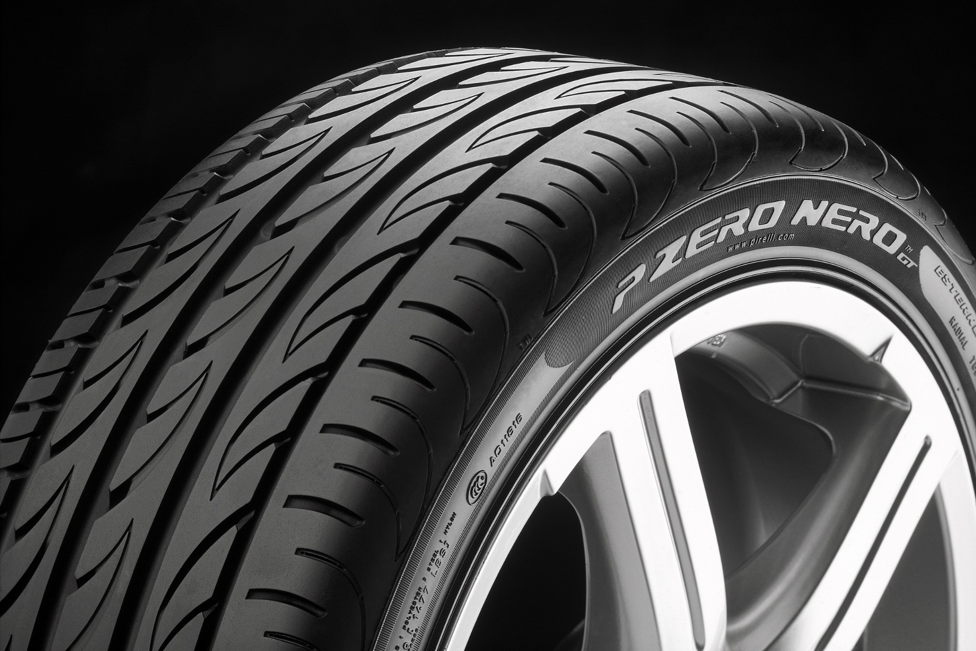 Νέο ελαστικά Pirelli P Zero Nero GT

