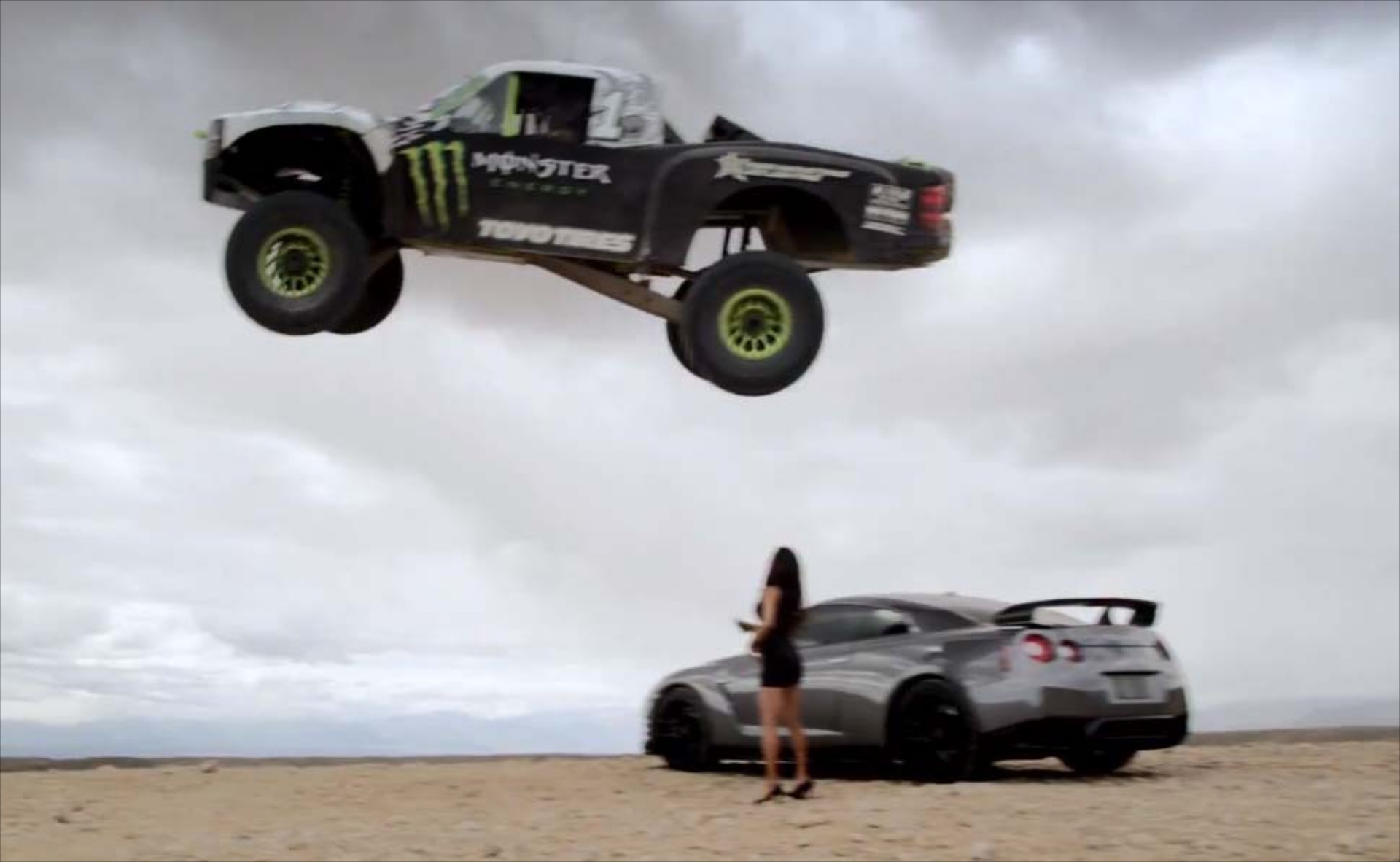 Trophy Truck σε ακροβατικά πάνω από Nissan GT-R!