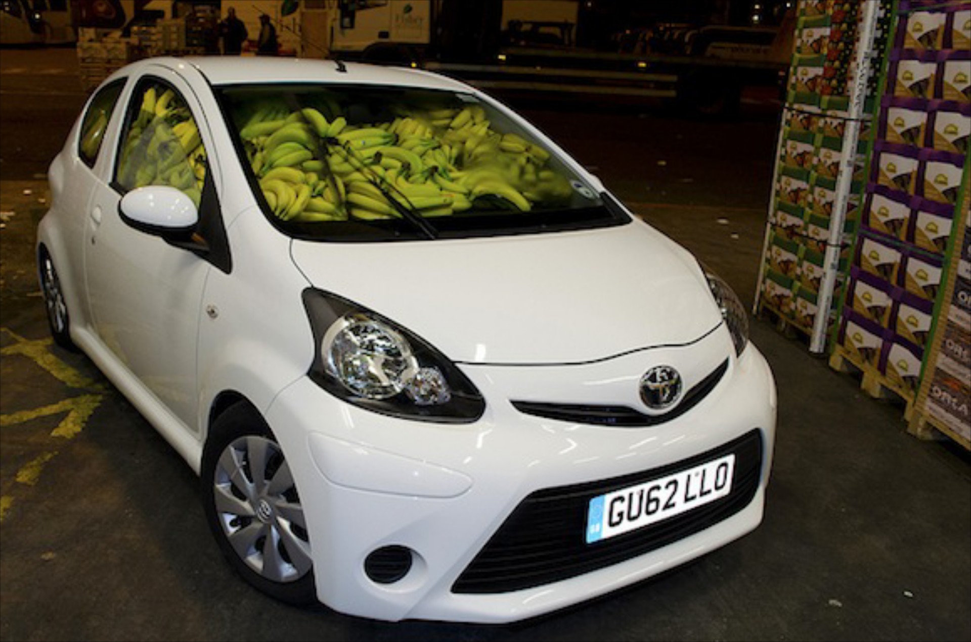 Video: Πόσες μπανάνες χωράνε σε ένα Toyota Aygo;