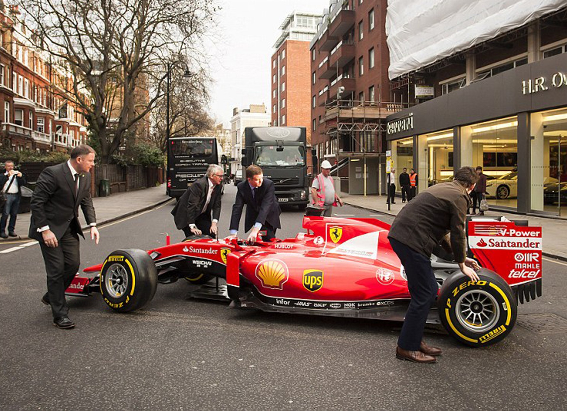Η Ferrari δωρίζει μονοθέσιο F1 σε αντιπρόσωπό της