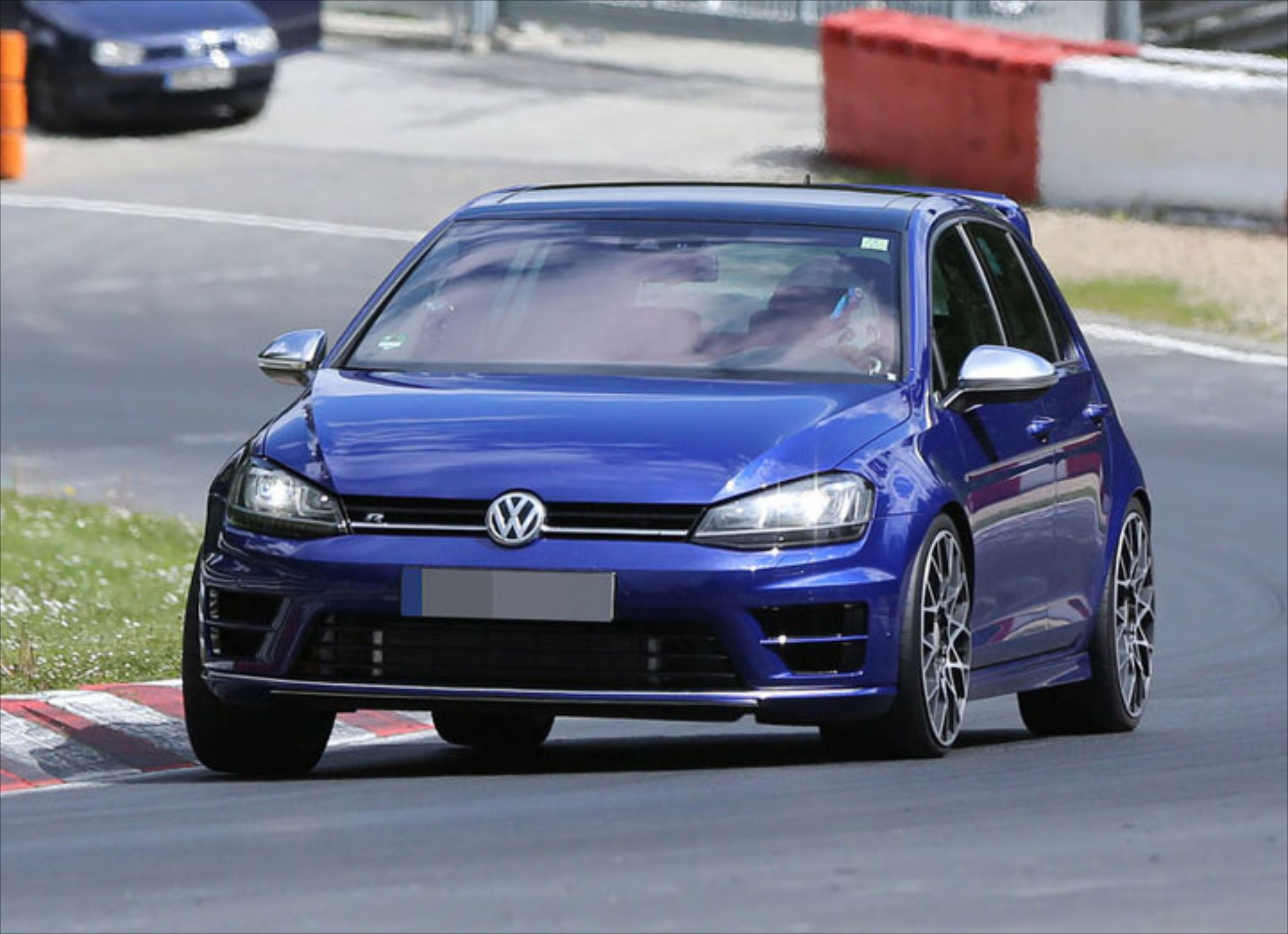 Έρχεται το ανανεωμένο VW Golf και το R400