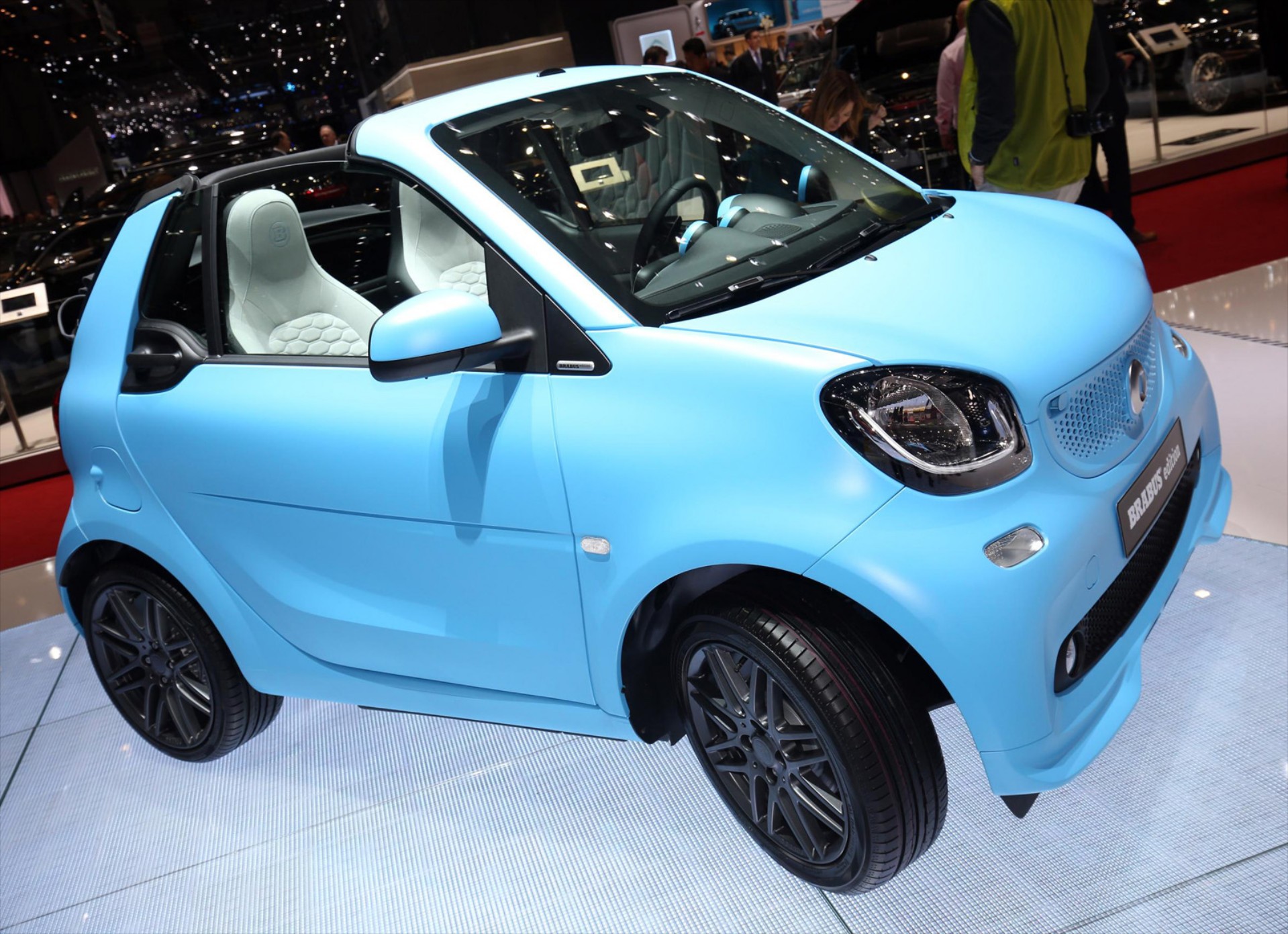 «Ξεσκεπάστηκε» το νέο Smart ForTwo cabrio Brabus