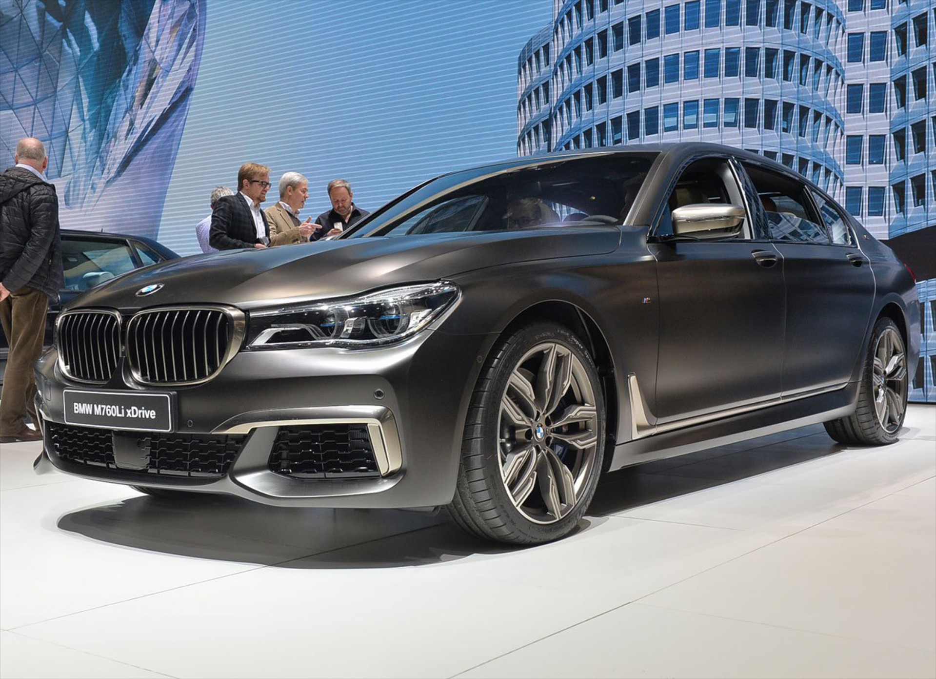 BMW M760Li xDrive: Για ακόμα περισσότερη άνεση