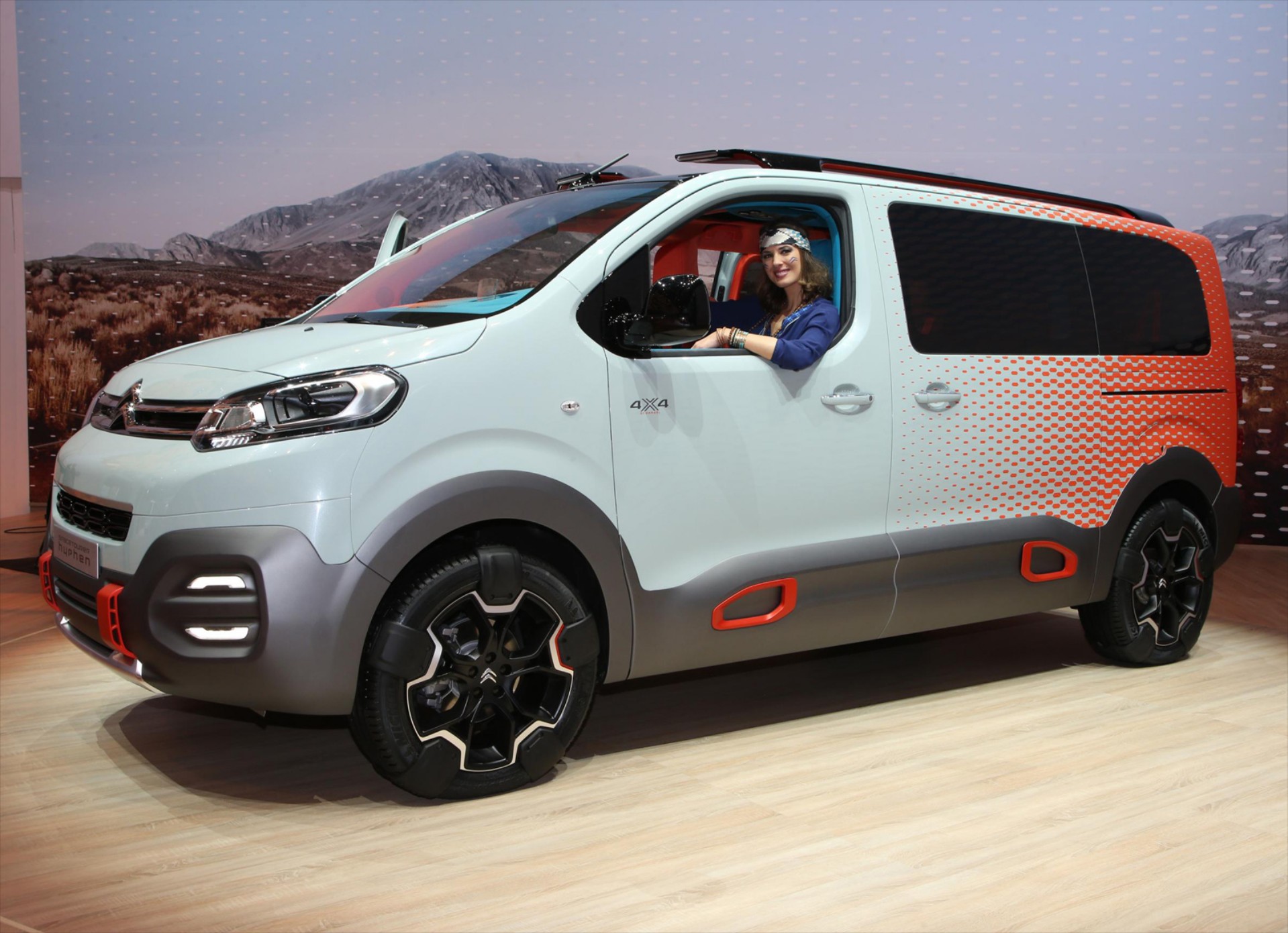 SpaceTourer Hyphen: Ένα επαγγελματικό… για το διάστημα