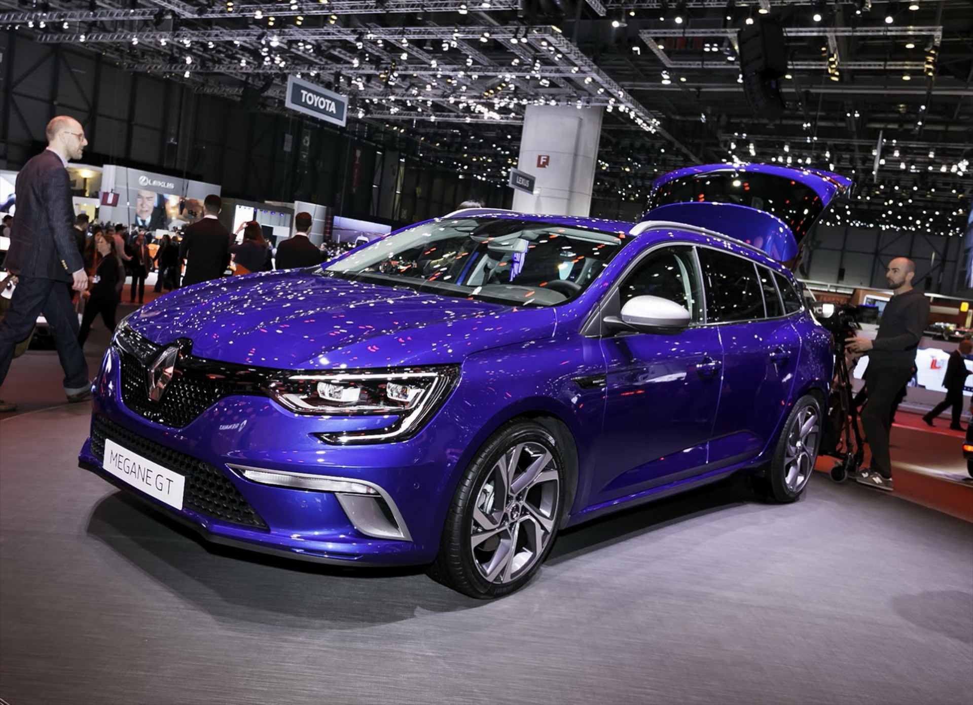 Παγκόσμια πρεμιέρα για το Renault Megane Sport Tourer