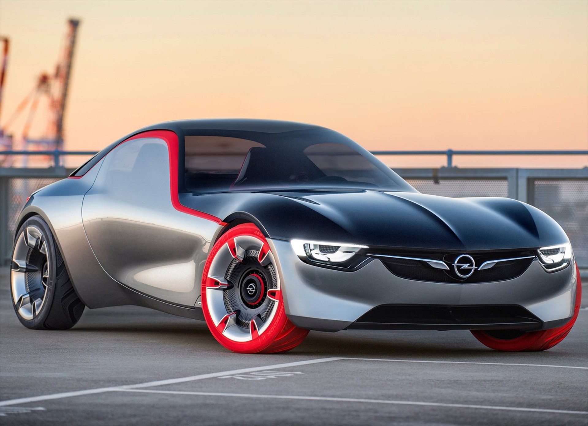 Γιατί έχει κόκκινα ελαστικά το Opel GT;