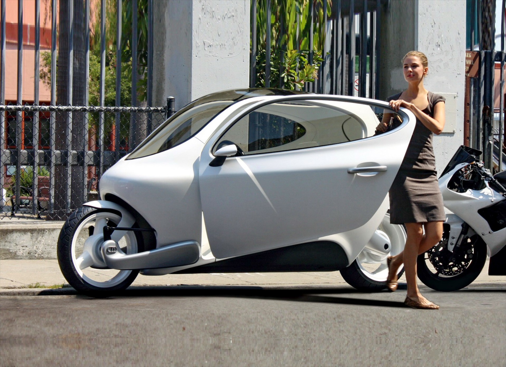 5 μοτο-αυτοκίνητα που θα θέλαμε να οδηγούμε