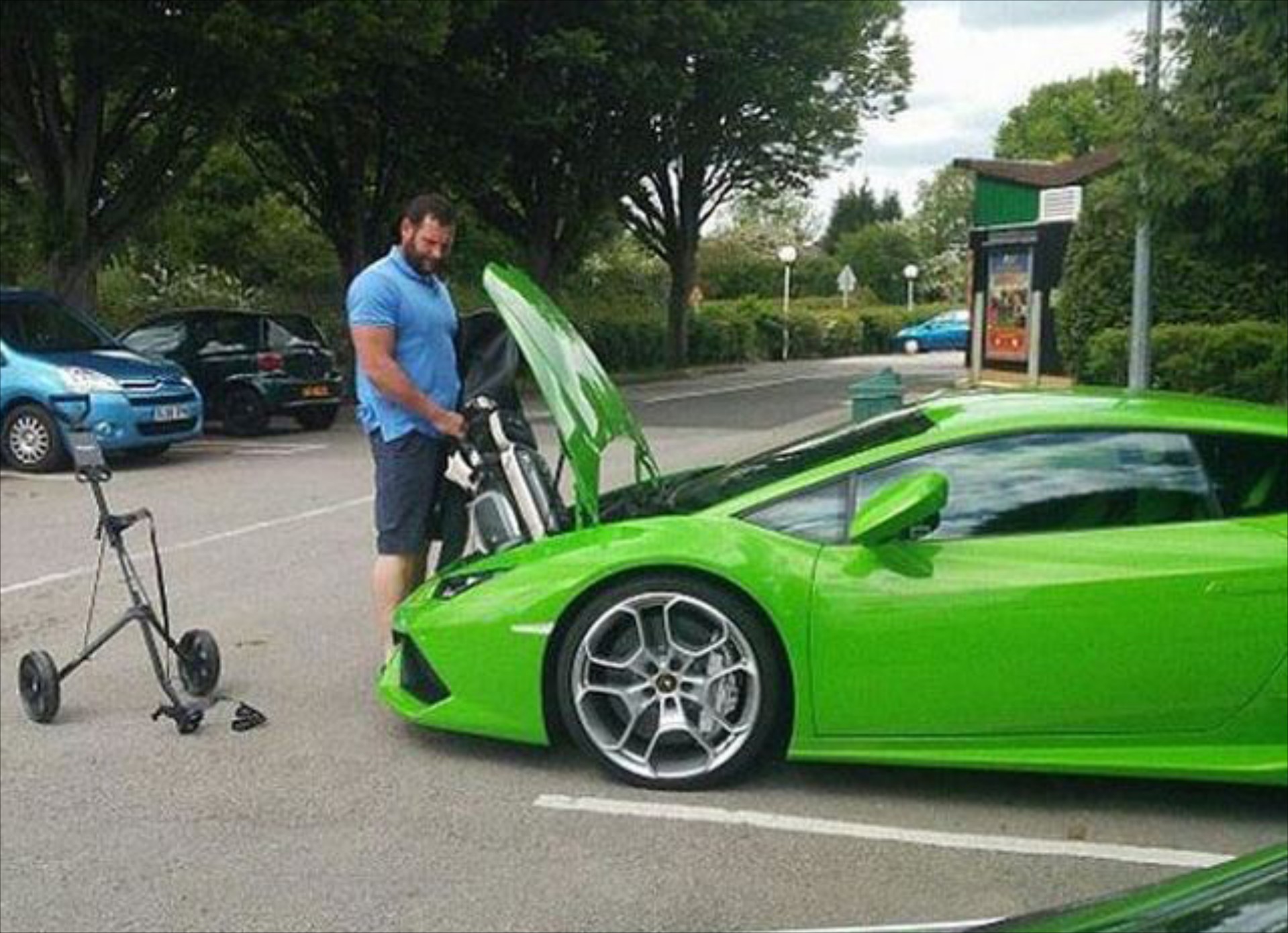 Τύπος με Lamborghini τα βρήκε… μπαστούνια!