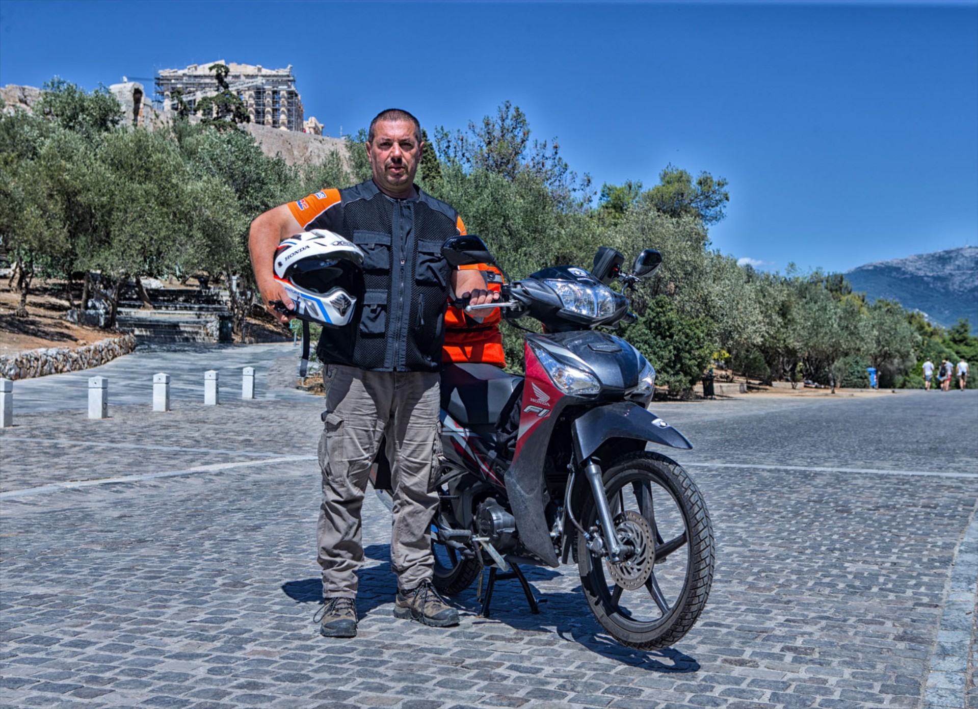 Αθήνα-Τόκιο με ένα… παπί