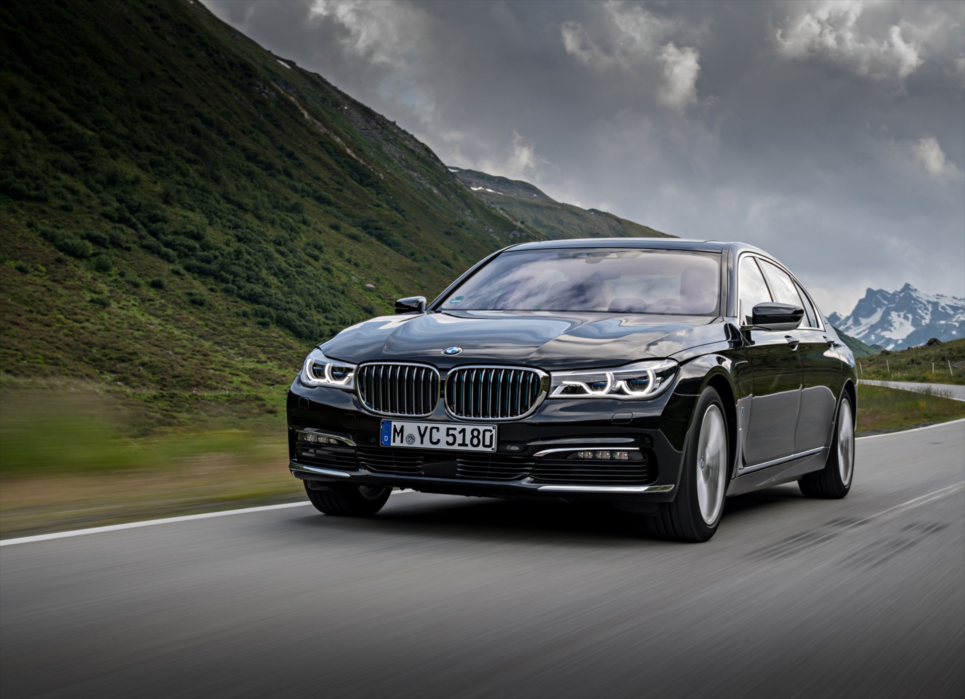 Νέα υβριδική BMW 740e iPerformance