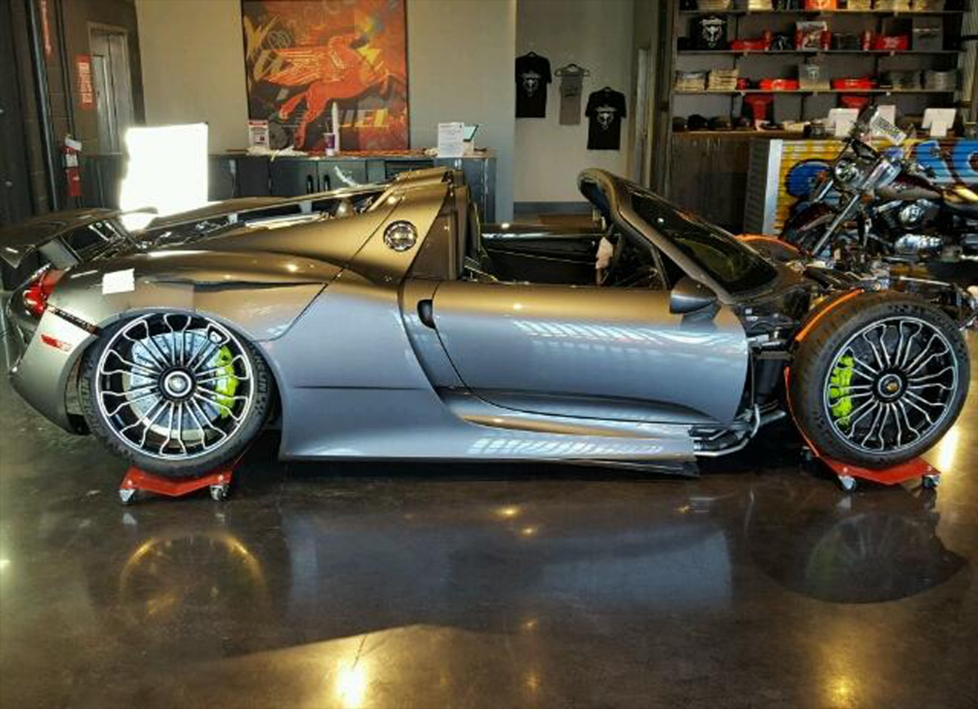 Ακόμα πωλείται η τρακαρισμένη Porsche 918 Spyder
