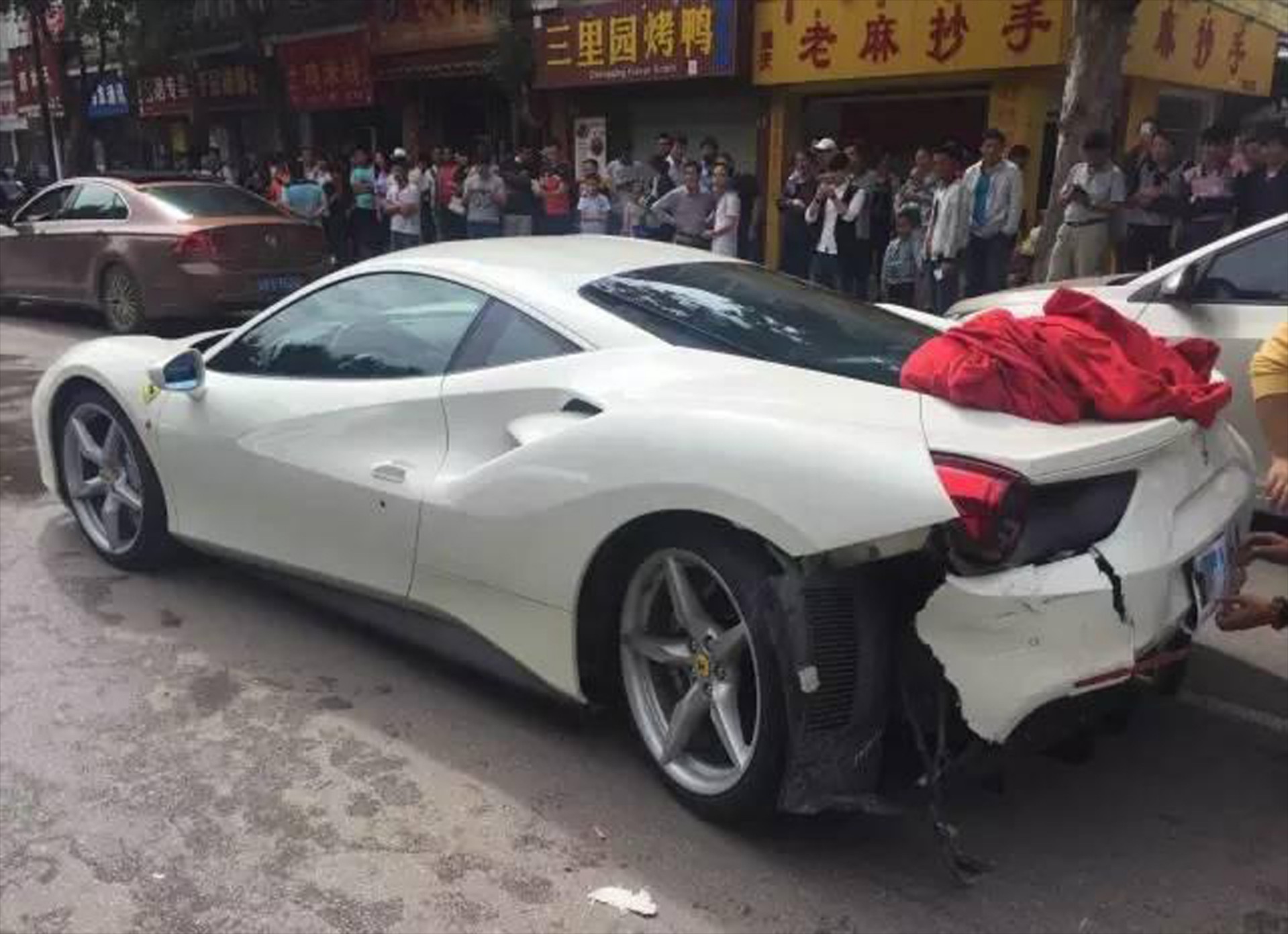 Μια Ferrari 488 GTB τρακάρει άλλη… 488 GTB