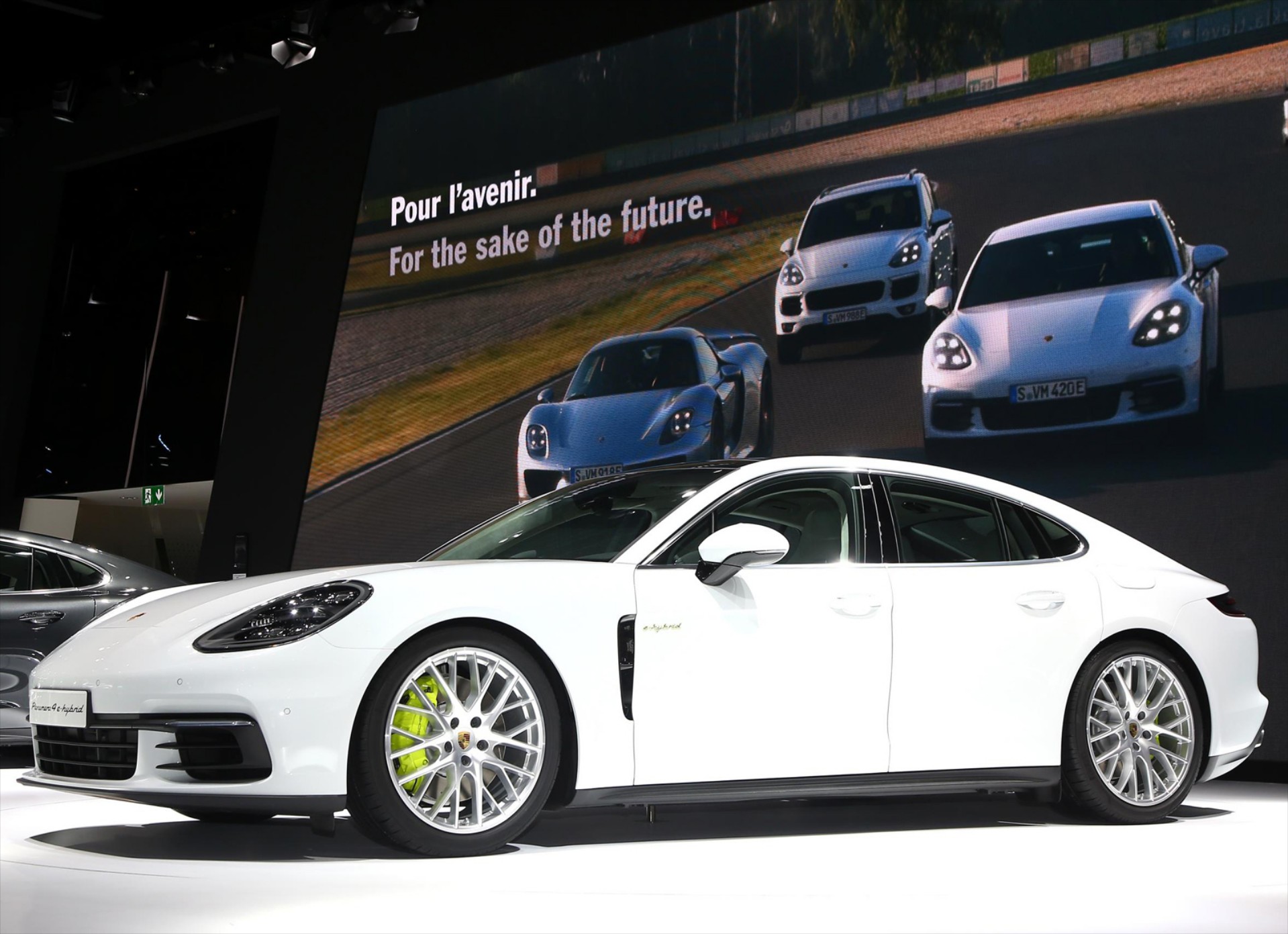 Νέα Porsche Panamera 4 E-Hybrid με 2,5 lt/100 km