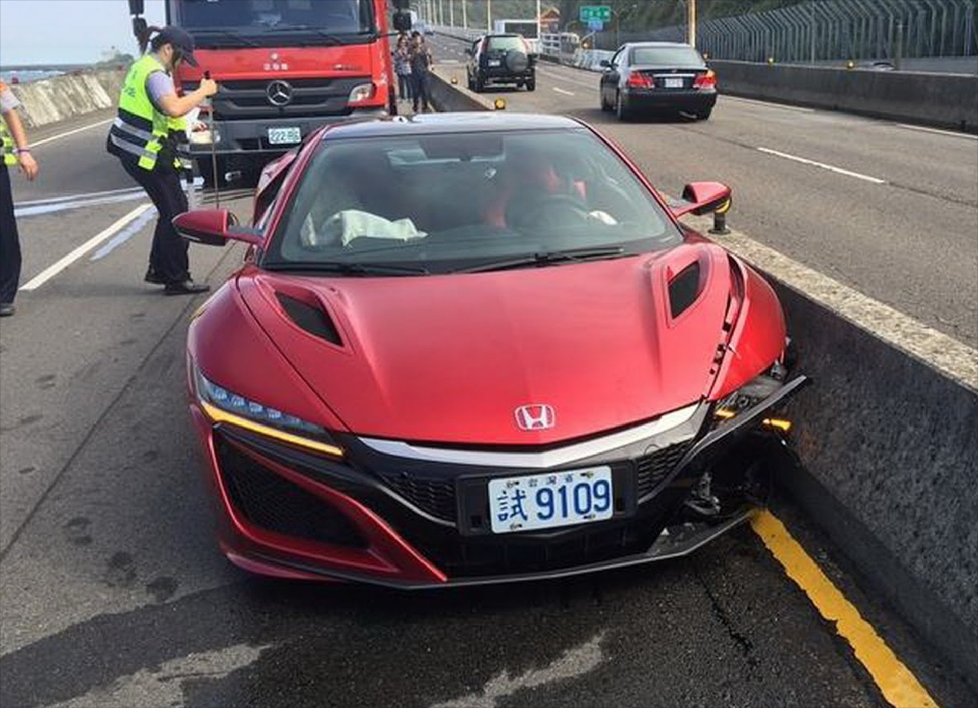 Απίστευτη δικαιολογία που τράκαρε το Honda NSX(video)