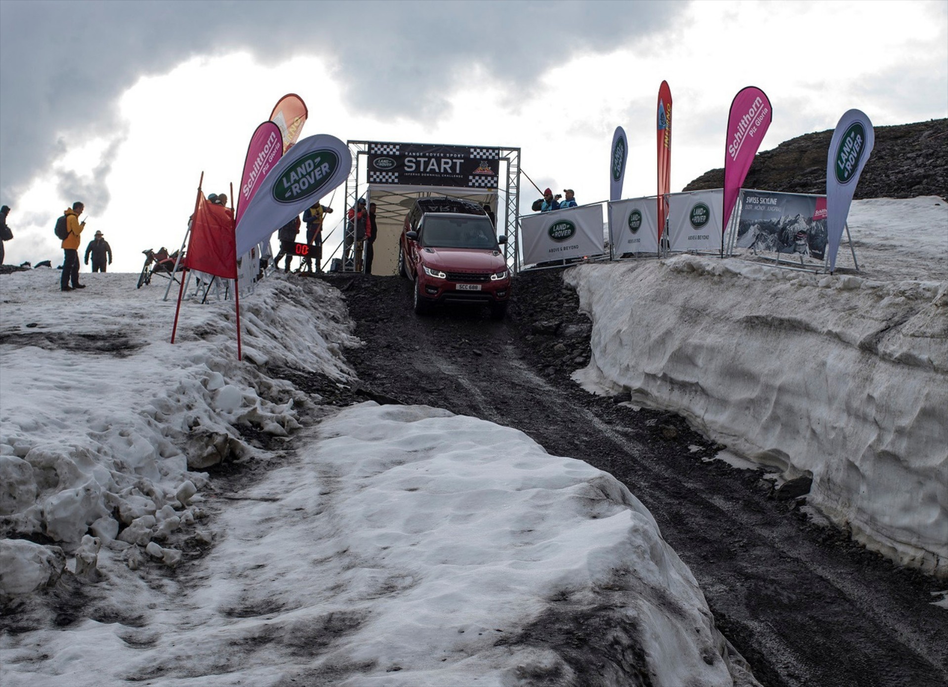 Ο Stig κάνει κατάβαση σκι με Range Rover (video)