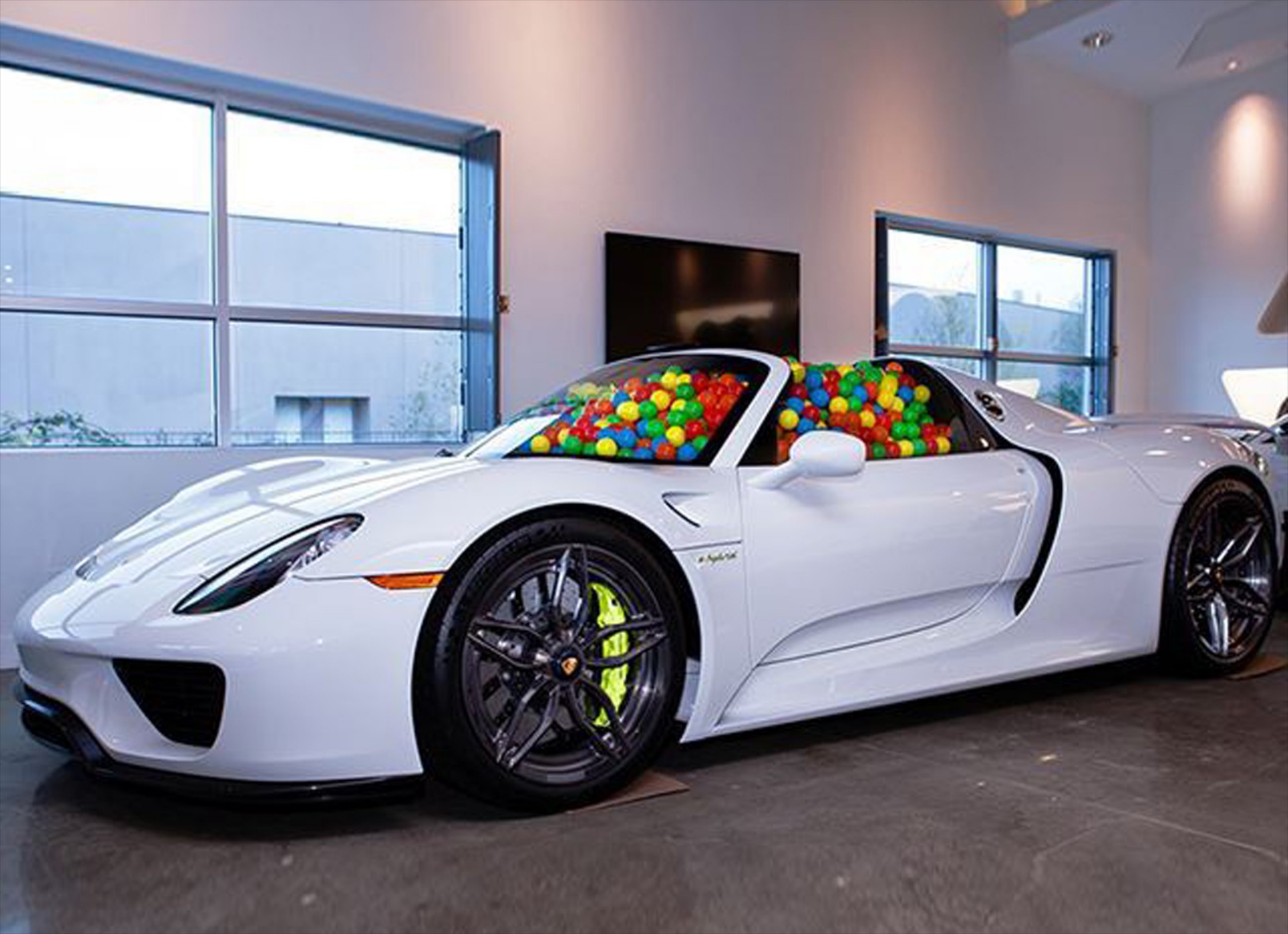 Πόσες μπάλες χωράει η Porsche 918 Spyder;