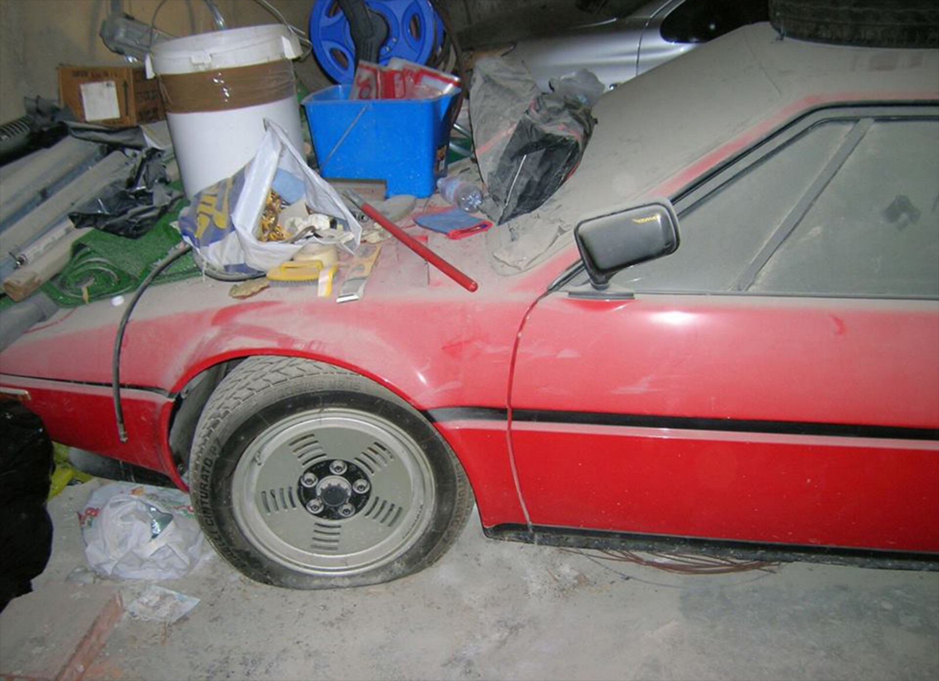 BMW M1 κάτω από… σκουπίδια