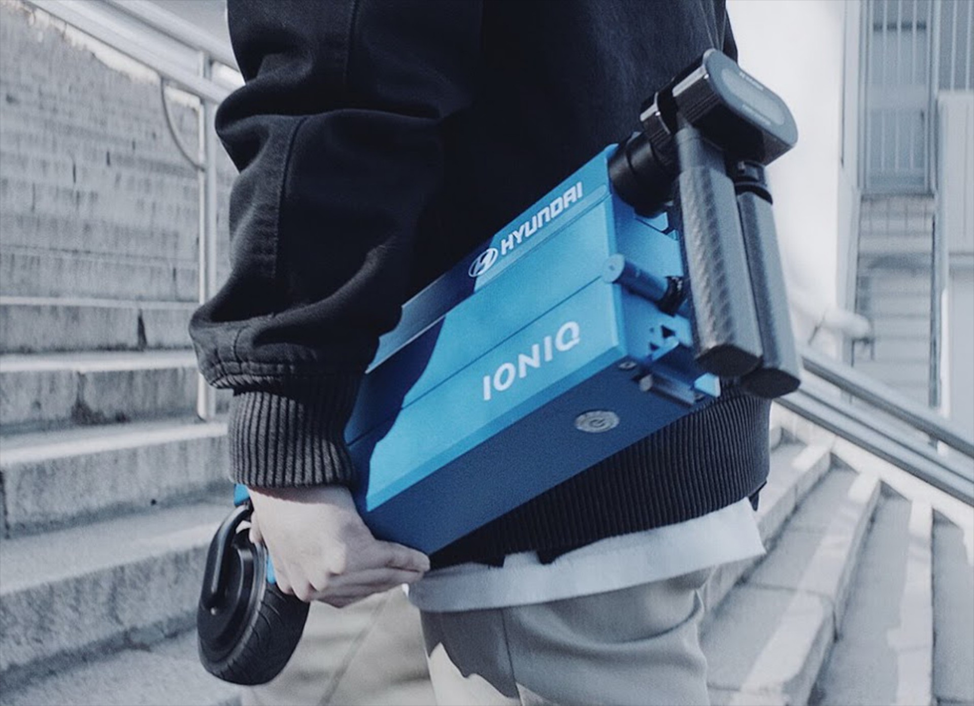 Ένα μικρό scooter στην πόρτα του Hyundai Ioniq