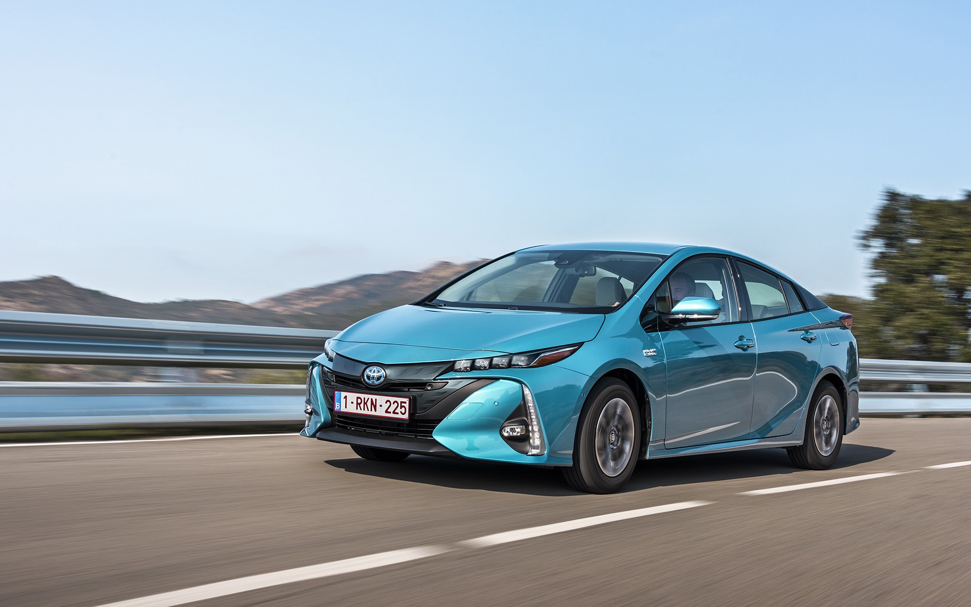 Το Prius που φορτίζει στην πρίζα και καίει 1 lt/100 km