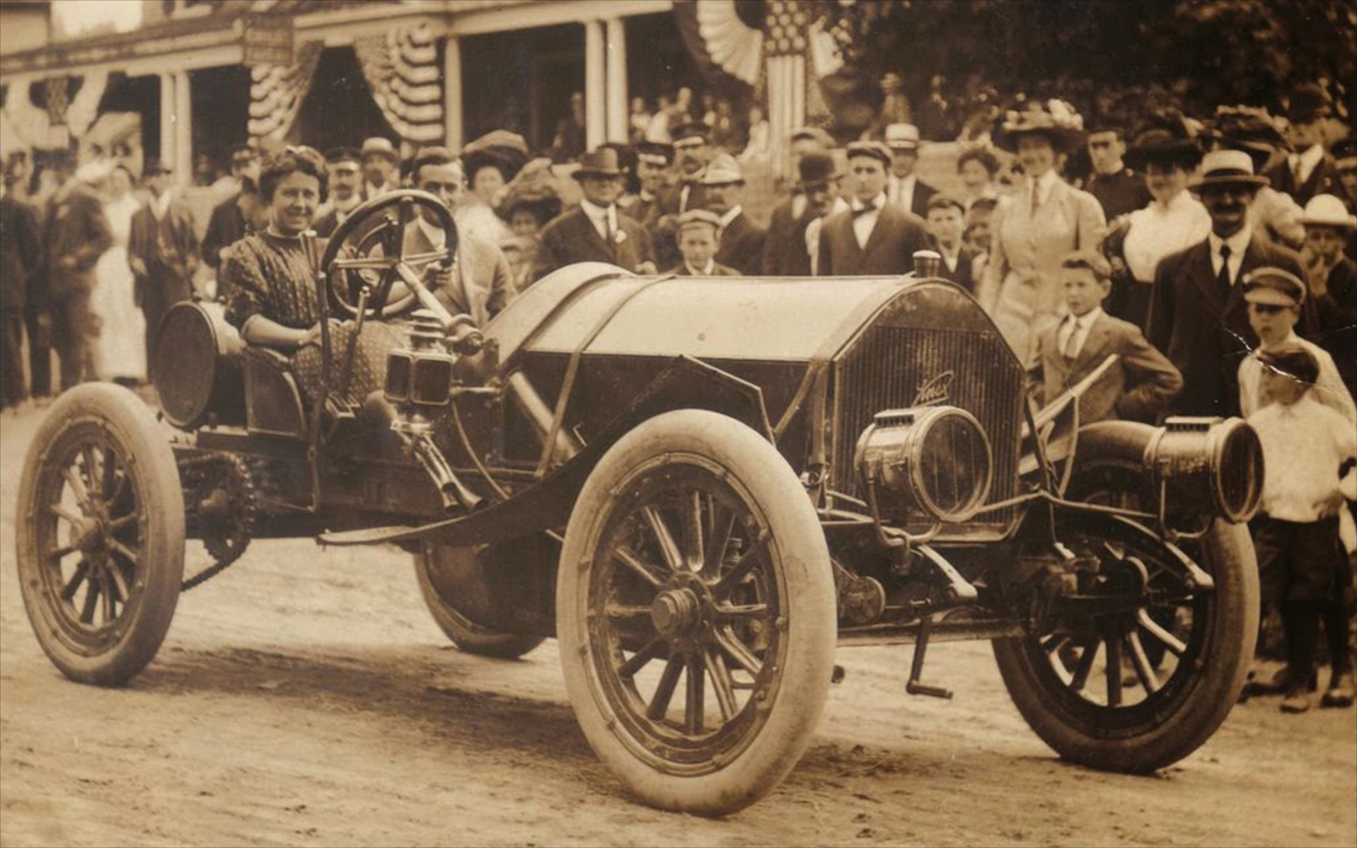 Joan Newton Cuneo: Μόνη εναντίον όλων