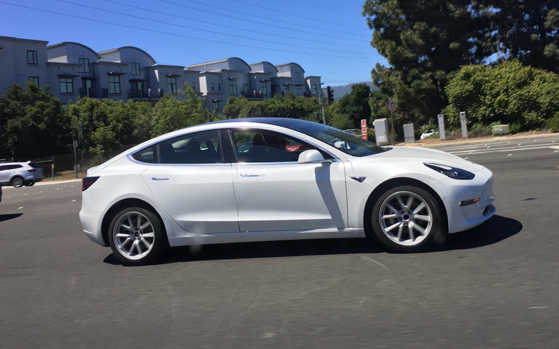 Εθεάθη το οικονομικότερο Tesla