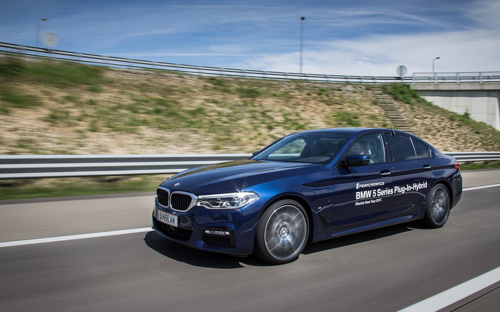ΟΔΗΓΟΥΜΕ την υβριδική BMW 530e