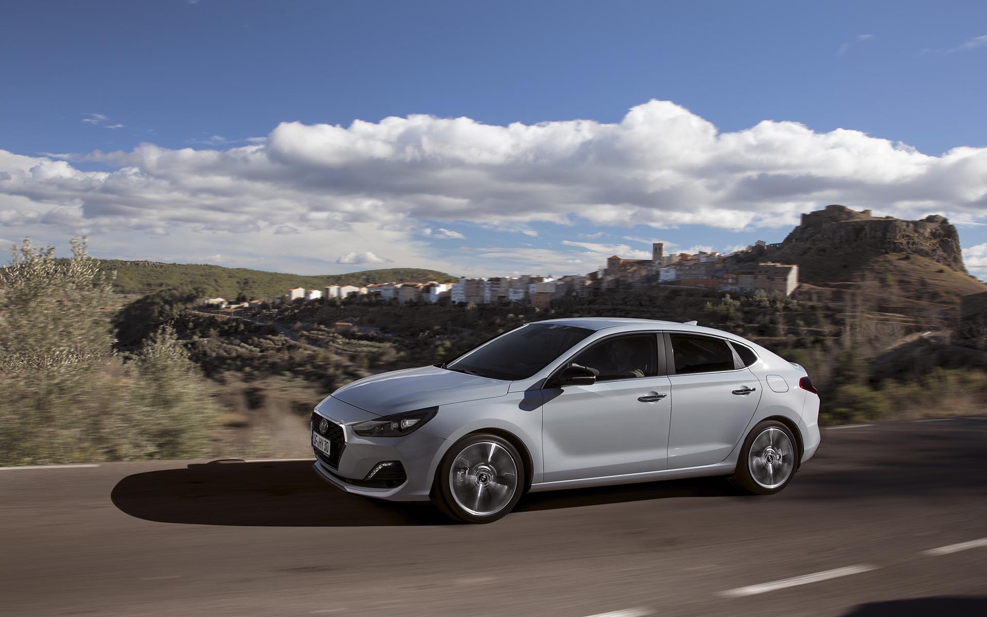 ΠΡΩΤΗ ΟΔΗΓΗΣΗ: Nέο Hyundai i30 Fastback